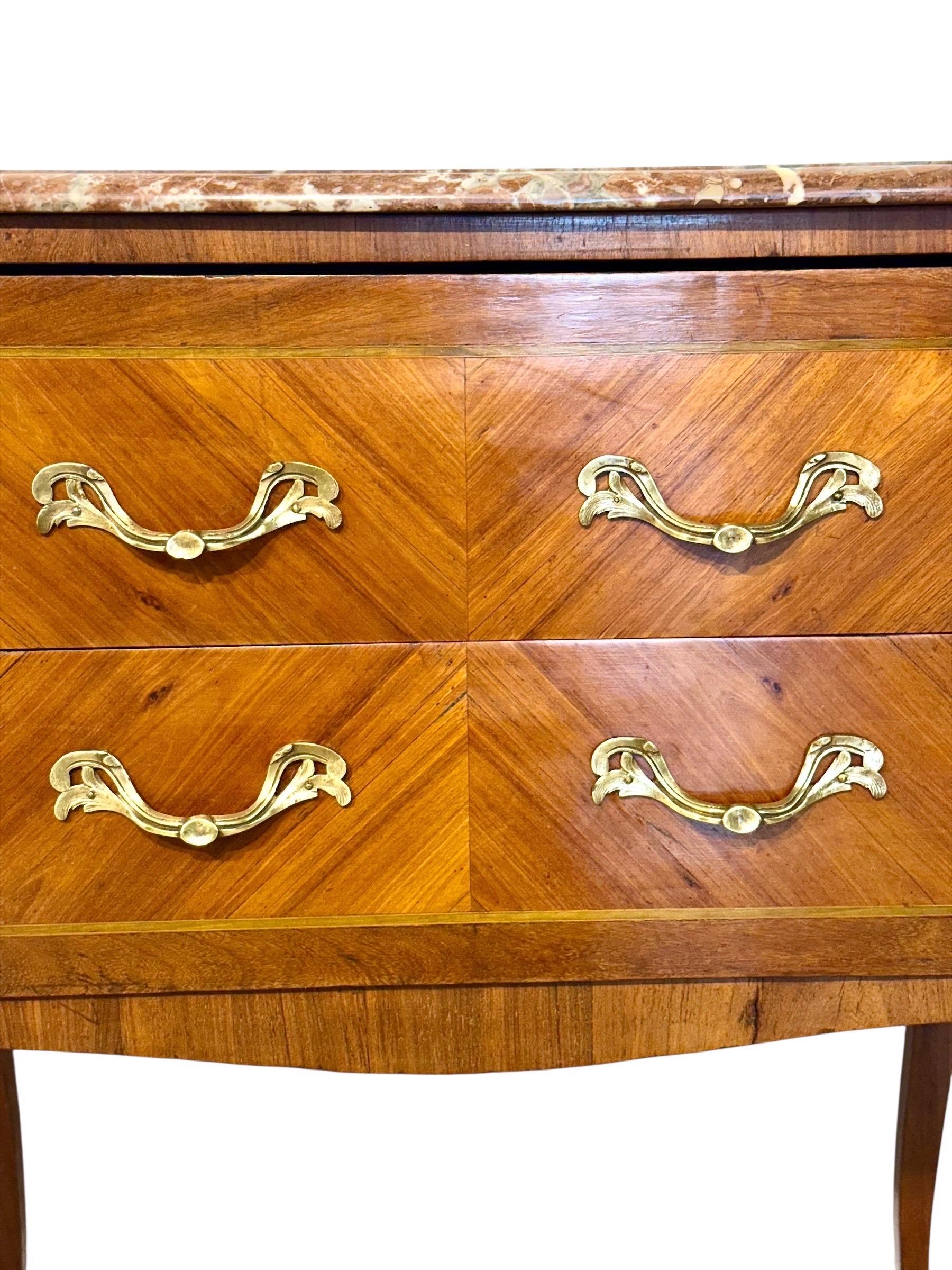 Commode sauteuse francese con piano in marmo di transizione Luigi XV, fine del XVIII secolo in vendita 6