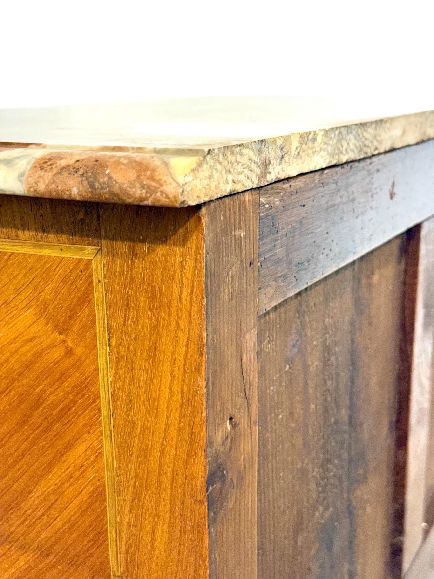 Commode sauteuse francese con piano in marmo di transizione Luigi XV, fine del XVIII secolo in vendita 8
