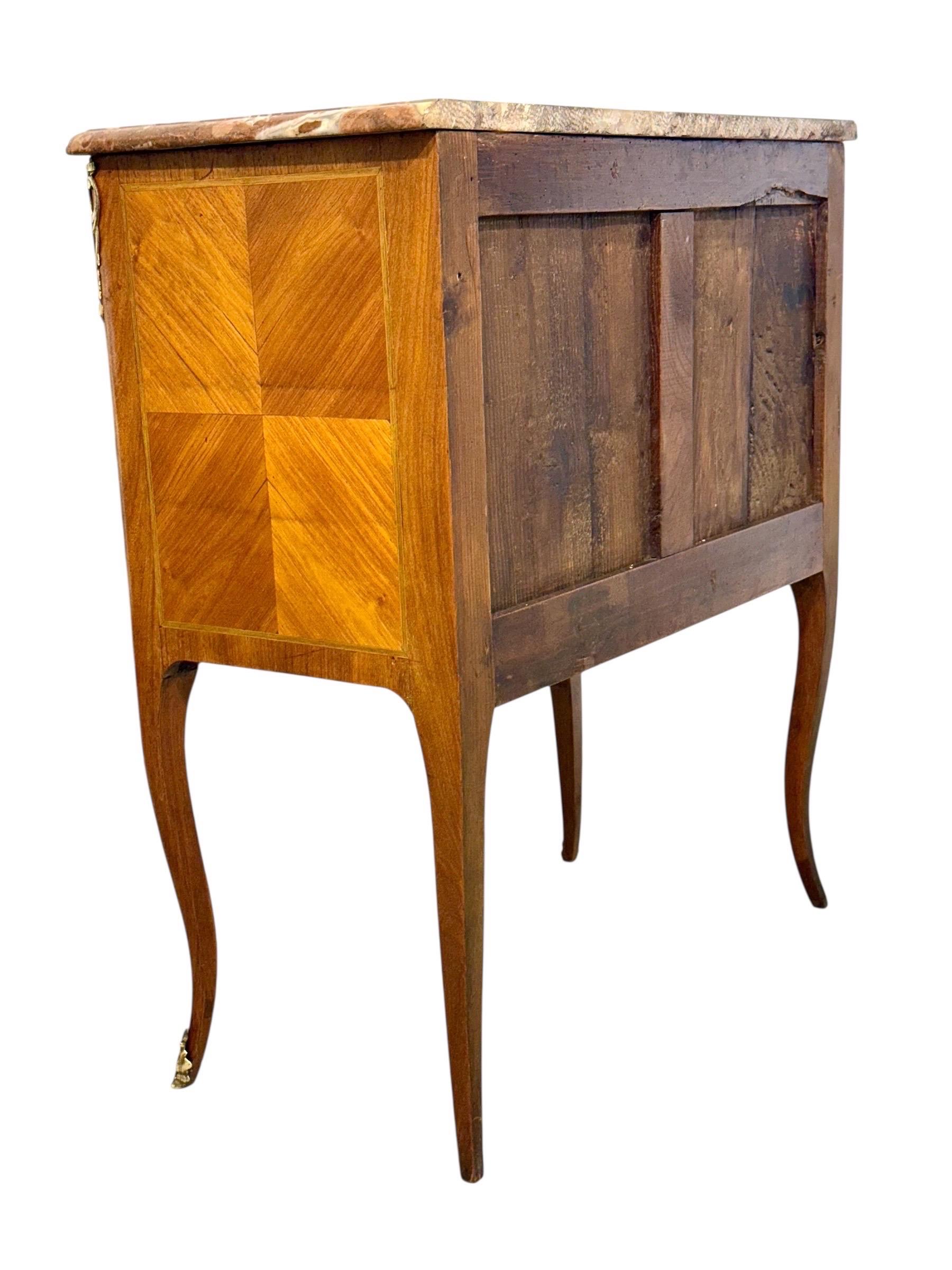 Commode sauteuse francese con piano in marmo di transizione Luigi XV, fine del XVIII secolo in vendita 9