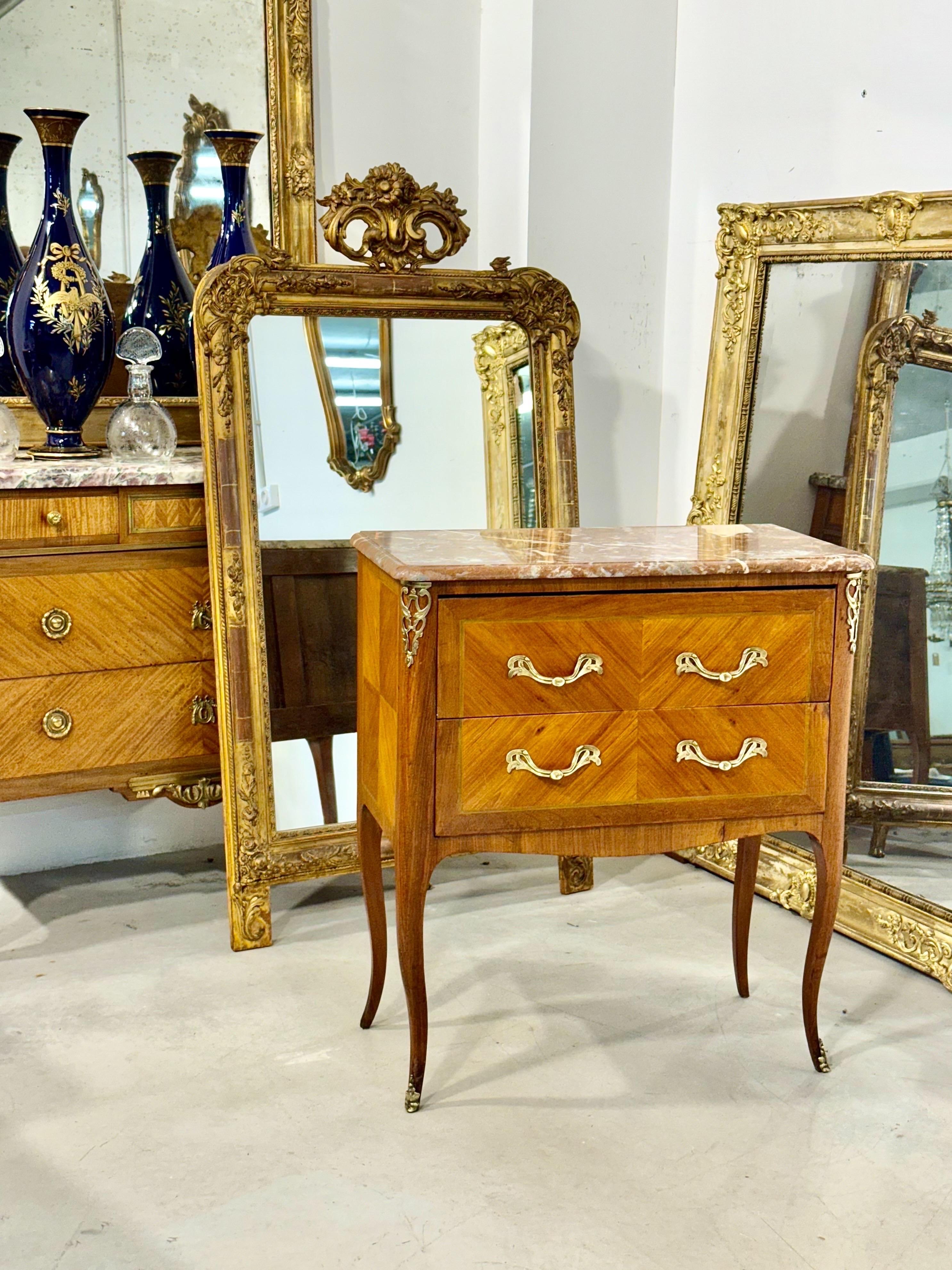 Commode sauteuse francese con piano in marmo di transizione Luigi XV, fine del XVIII secolo in vendita 11