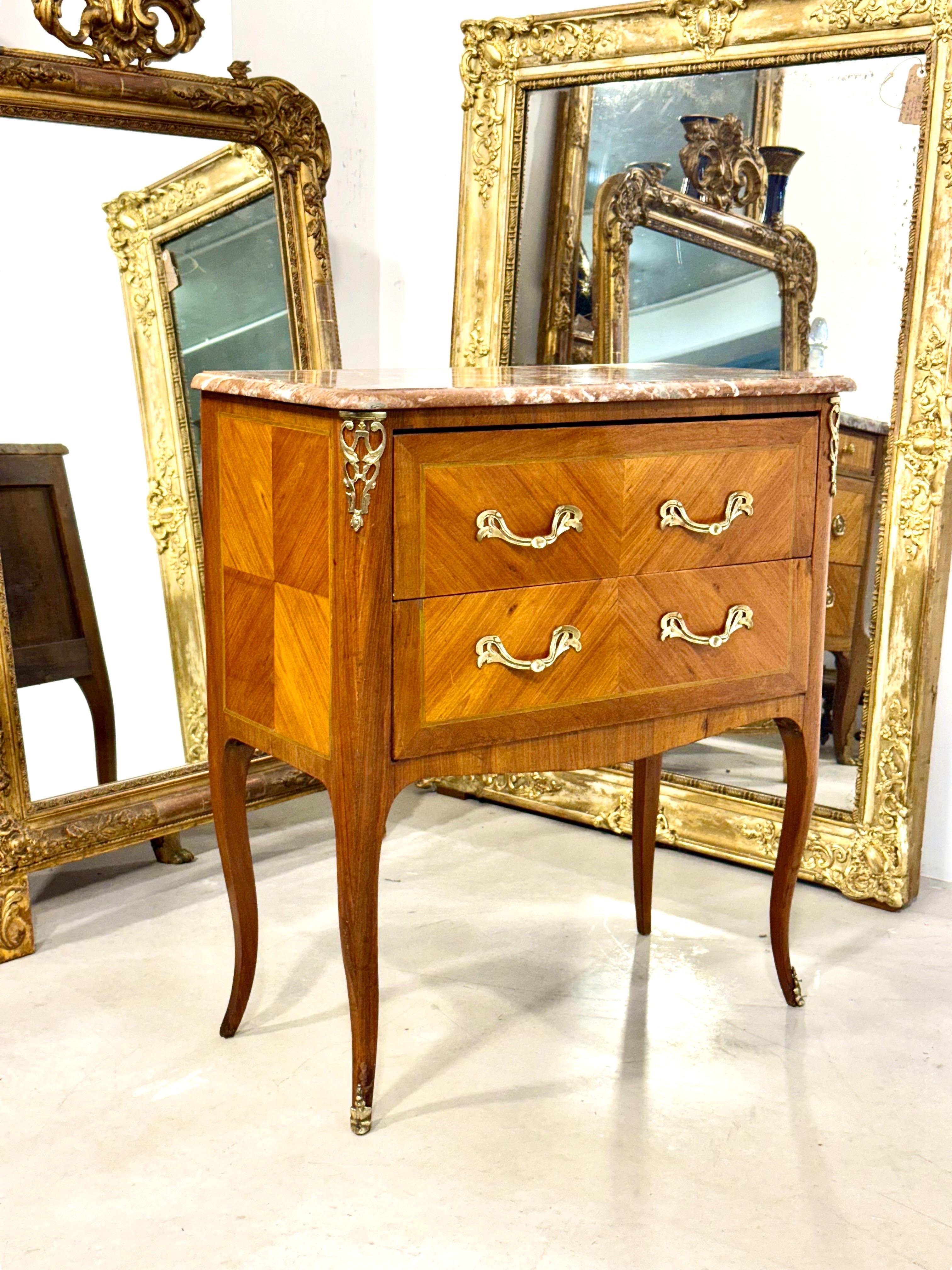 Commode sauteuse francese con piano in marmo di transizione Luigi XV, fine del XVIII secolo in vendita 12