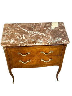 Commode sauteuse en marbre de transition Louis XV, fin du XVIIIe siècle