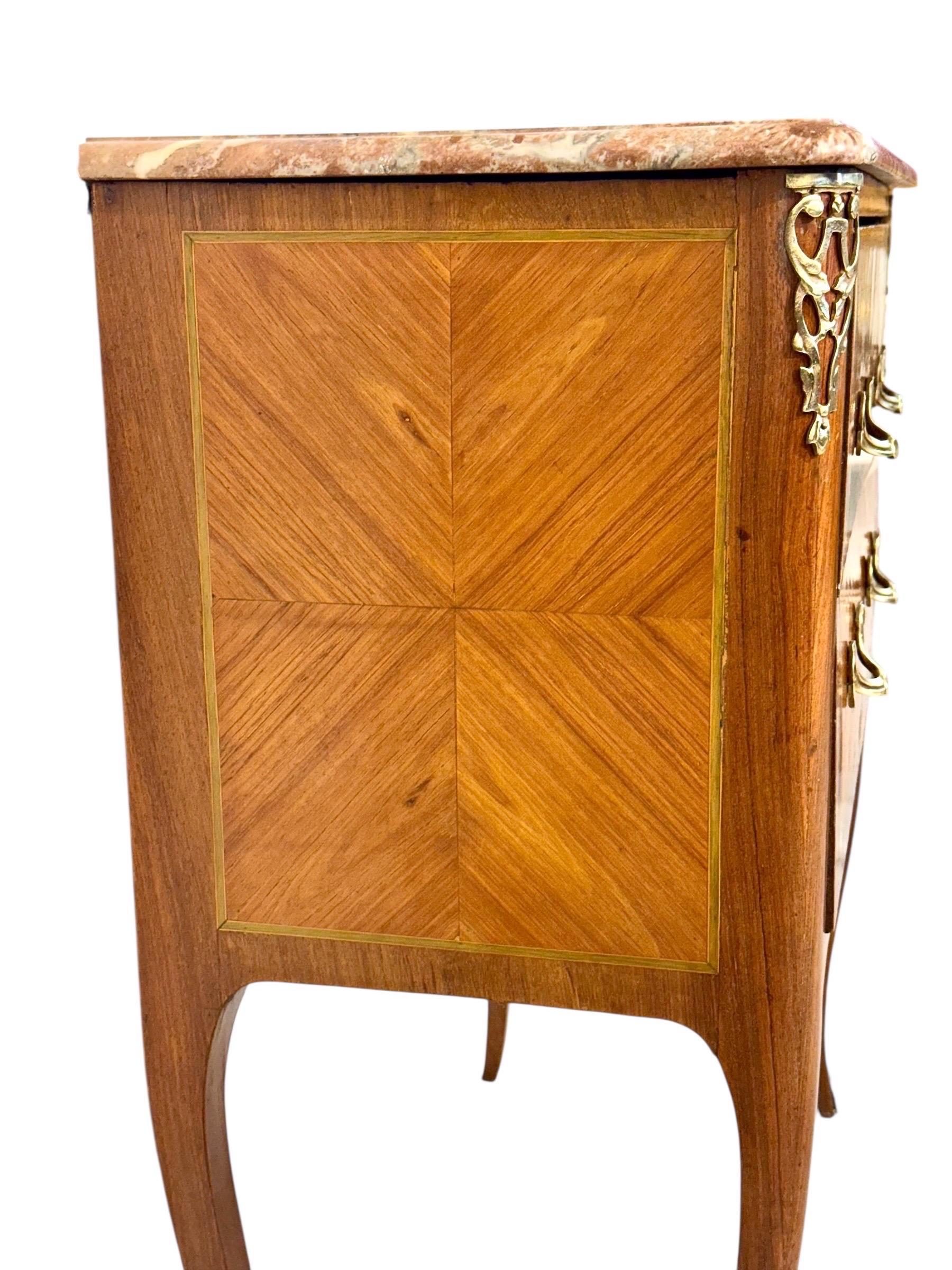 Luigi XVI Commode sauteuse francese con piano in marmo di transizione Luigi XV, fine del XVIII secolo in vendita