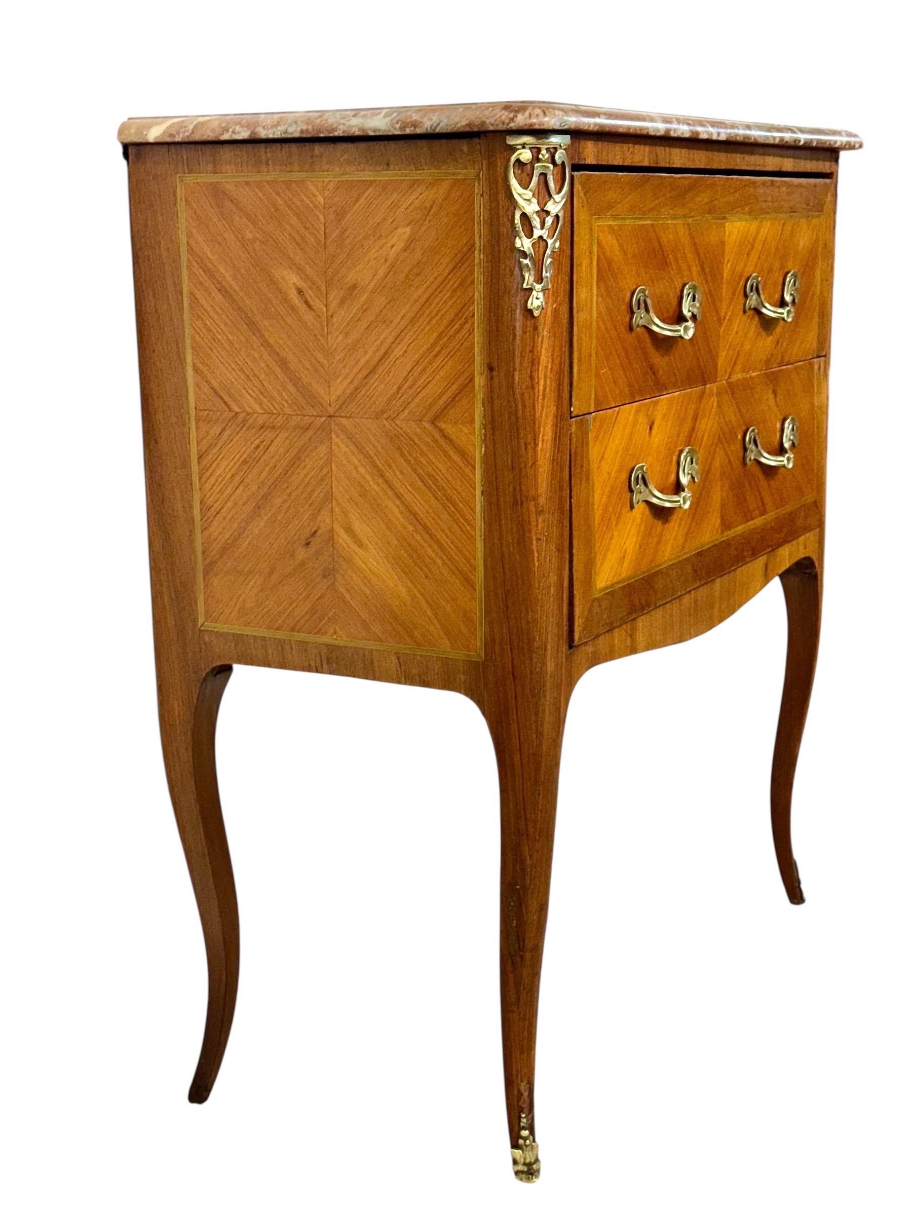 Intagliato a mano Commode sauteuse francese con piano in marmo di transizione Luigi XV, fine del XVIII secolo in vendita
