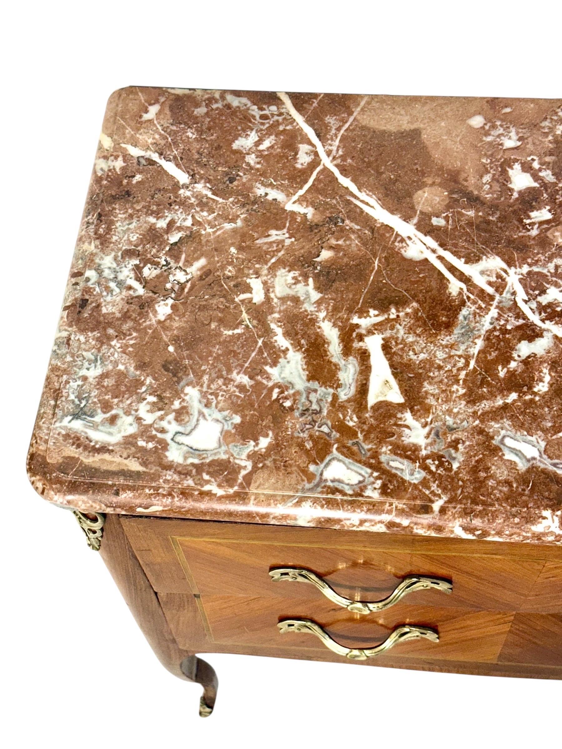 Commode sauteuse francese con piano in marmo di transizione Luigi XV, fine del XVIII secolo In condizioni buone in vendita a LA CIOTAT, FR