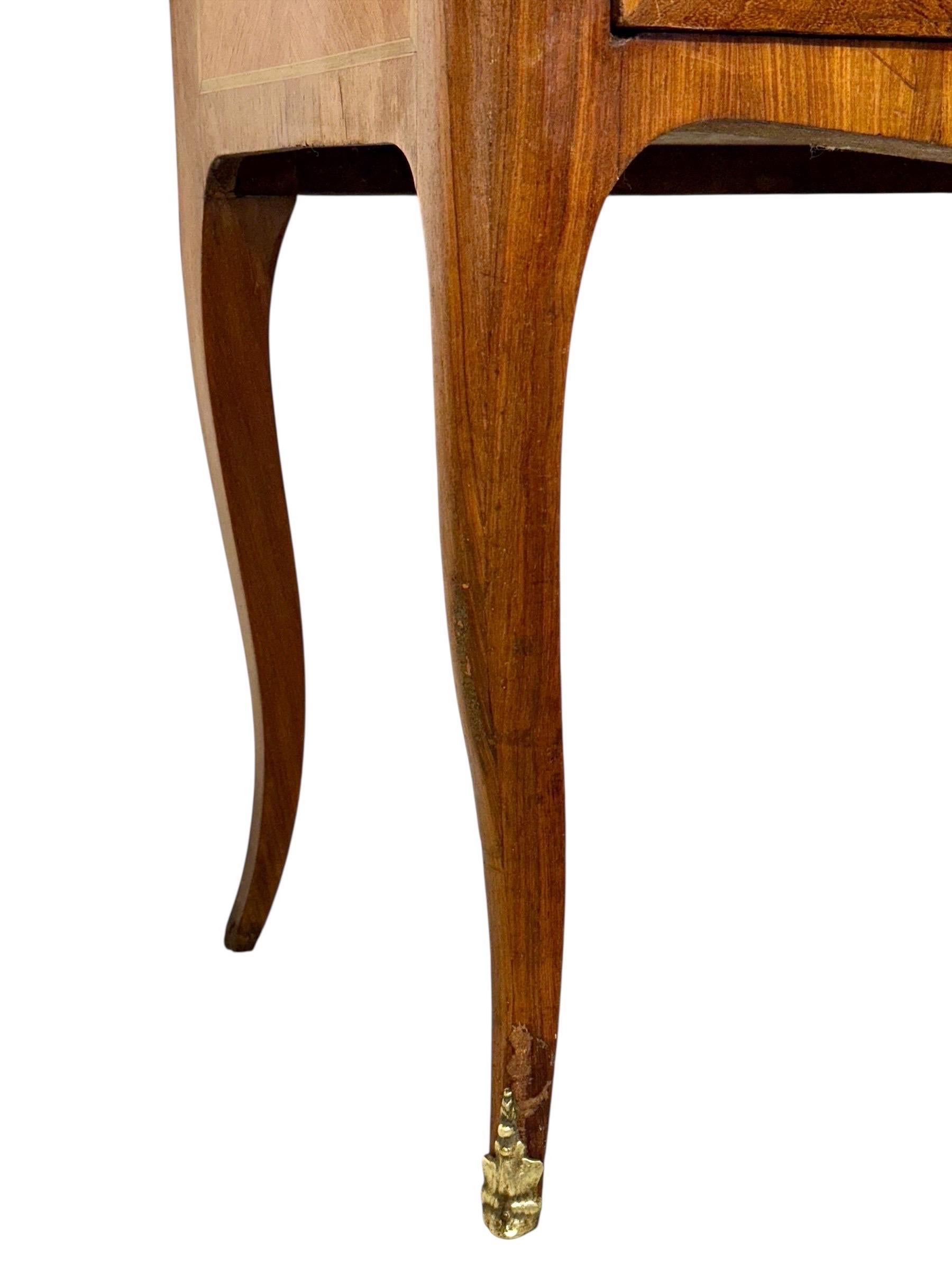 Bronzo Commode sauteuse francese con piano in marmo di transizione Luigi XV, fine del XVIII secolo in vendita