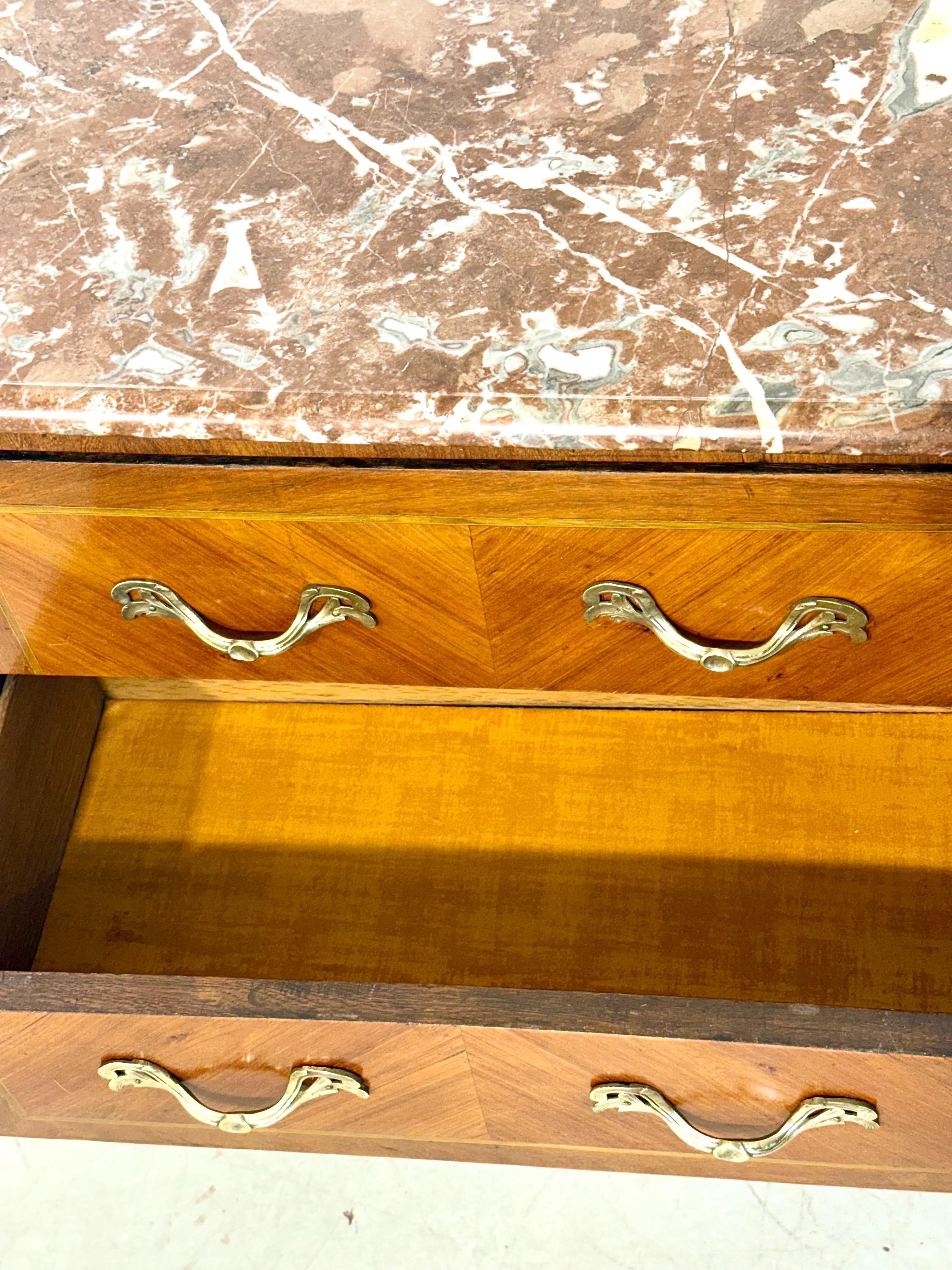 Commode sauteuse francese con piano in marmo di transizione Luigi XV, fine del XVIII secolo in vendita 1