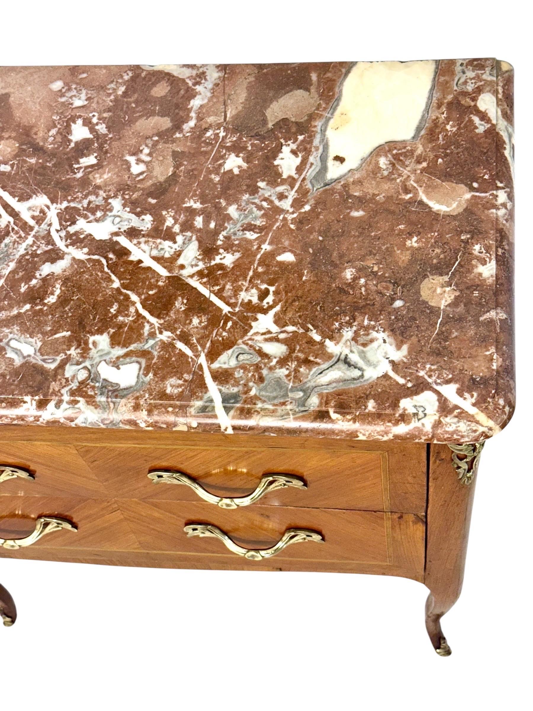 Commode sauteuse francese con piano in marmo di transizione Luigi XV, fine del XVIII secolo in vendita 2