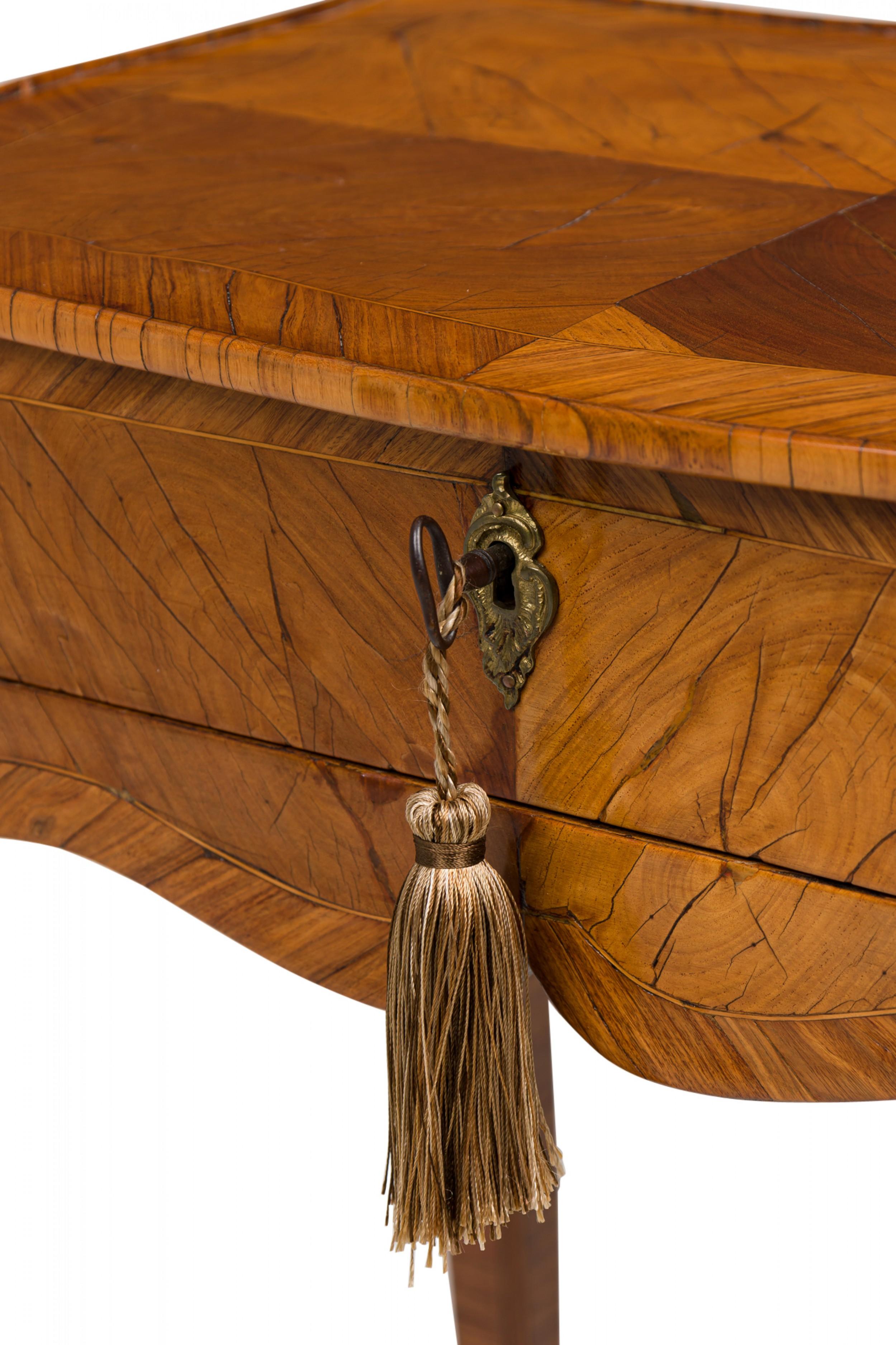 Französisch Louis XV Tulipwood Cabriole Bein Beistelltisch im Angebot 3