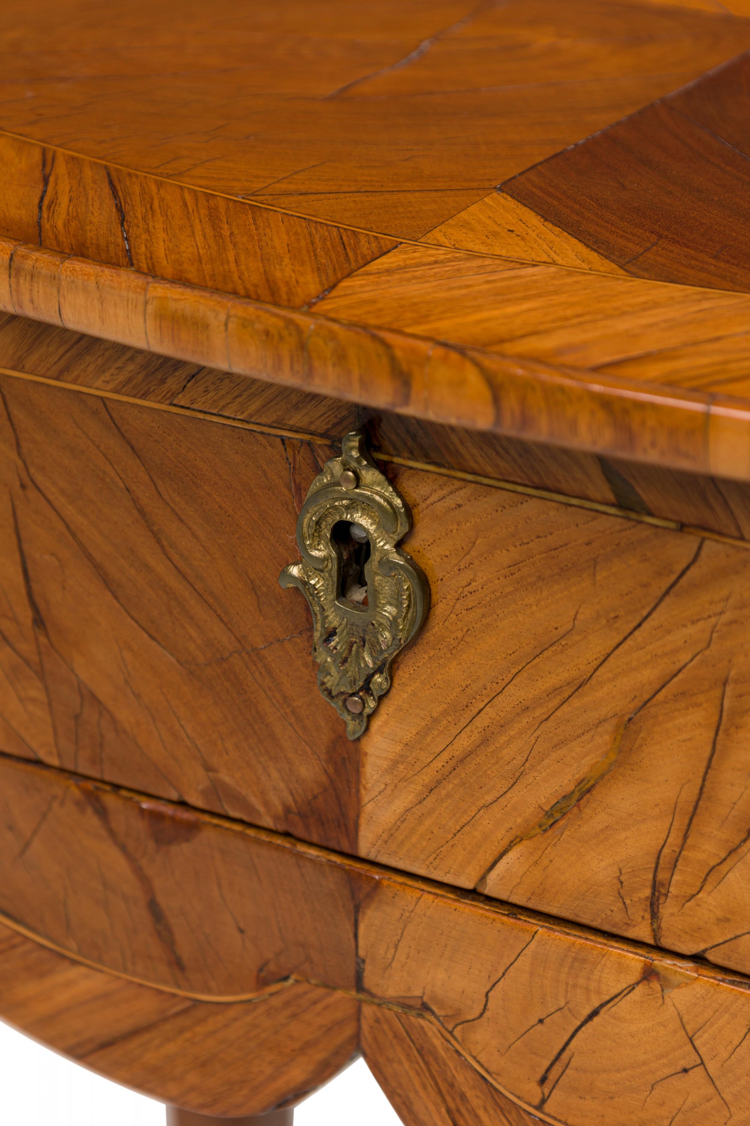 Französisch Louis XV Tulipwood Cabriole Bein Beistelltisch im Angebot 5