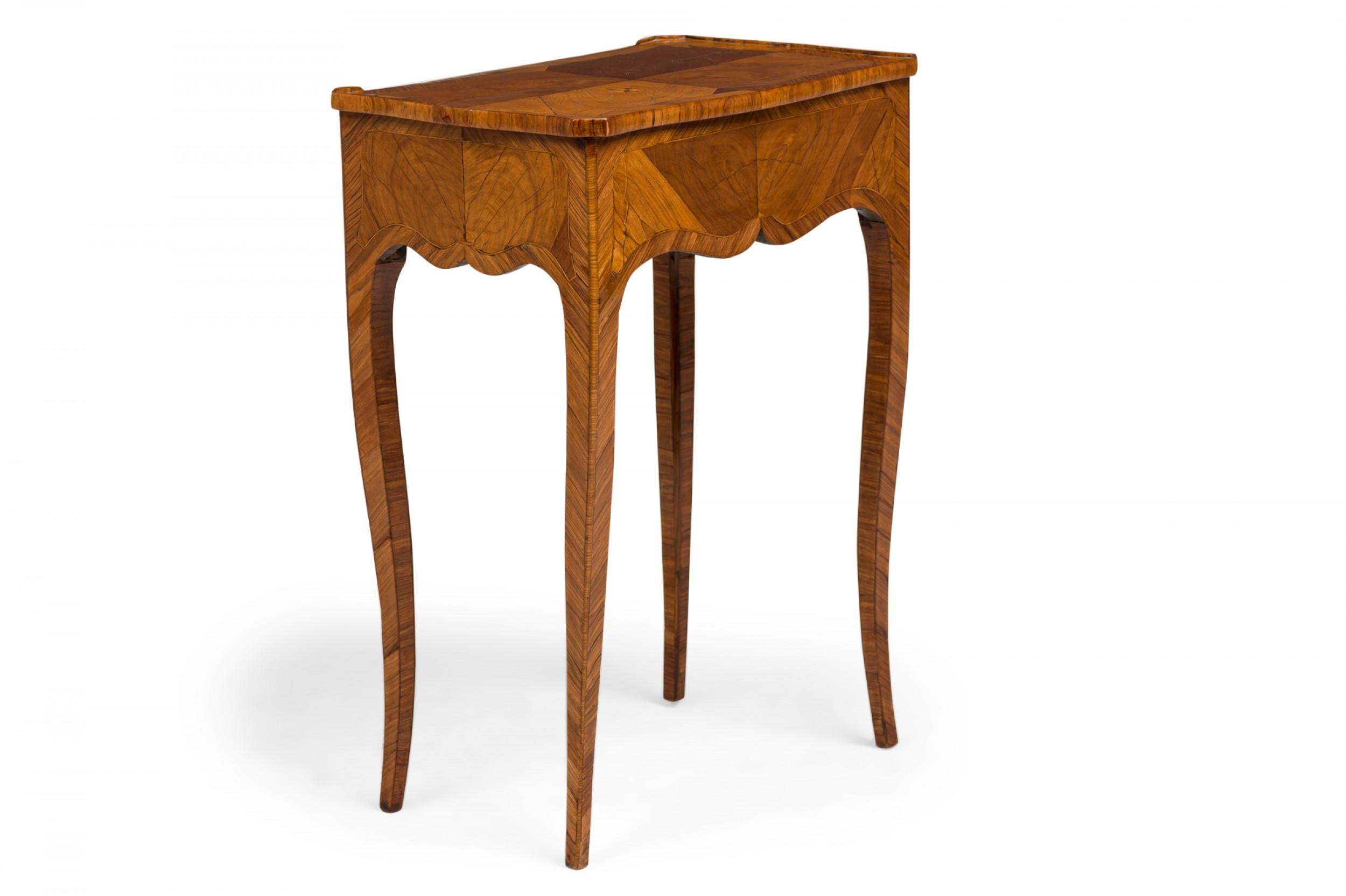 Französisch Louis XV Tulipwood Cabriole Bein Beistelltisch (Louis XV.) im Angebot