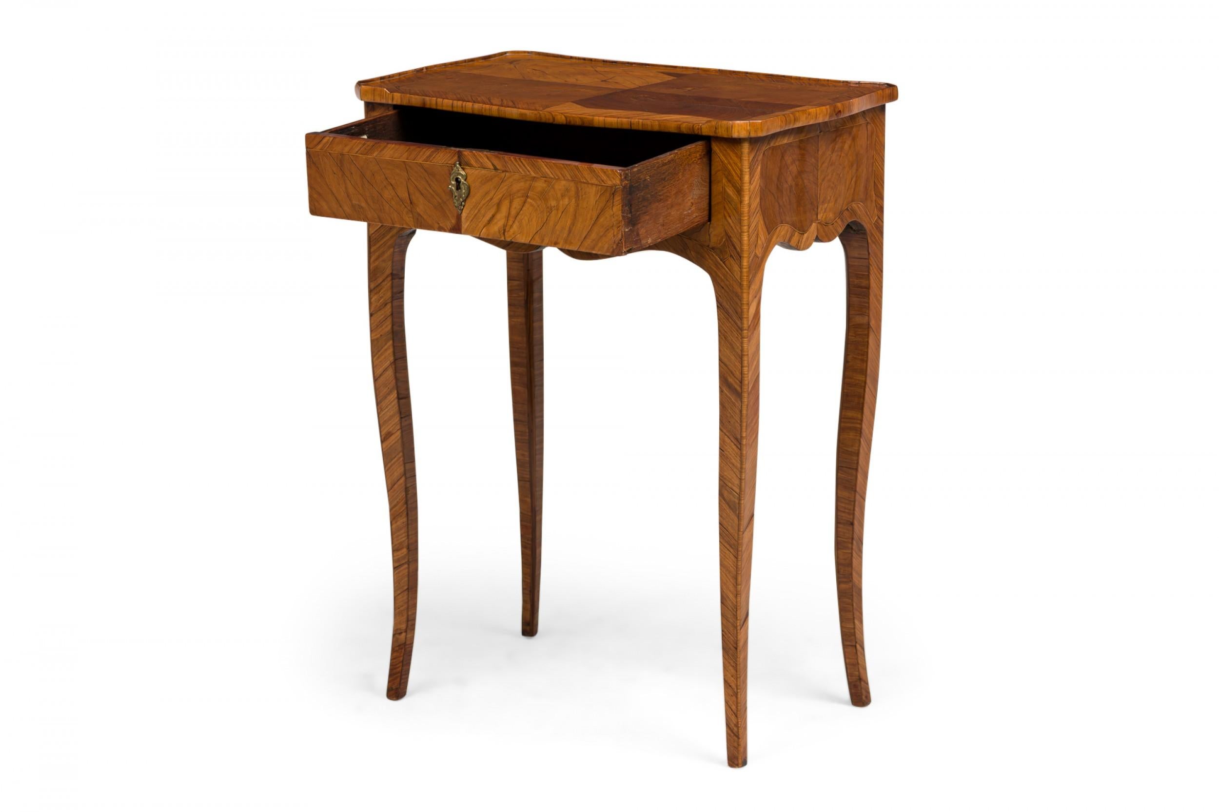 Französisch Louis XV Tulipwood Cabriole Bein Beistelltisch (Intarsie) im Angebot