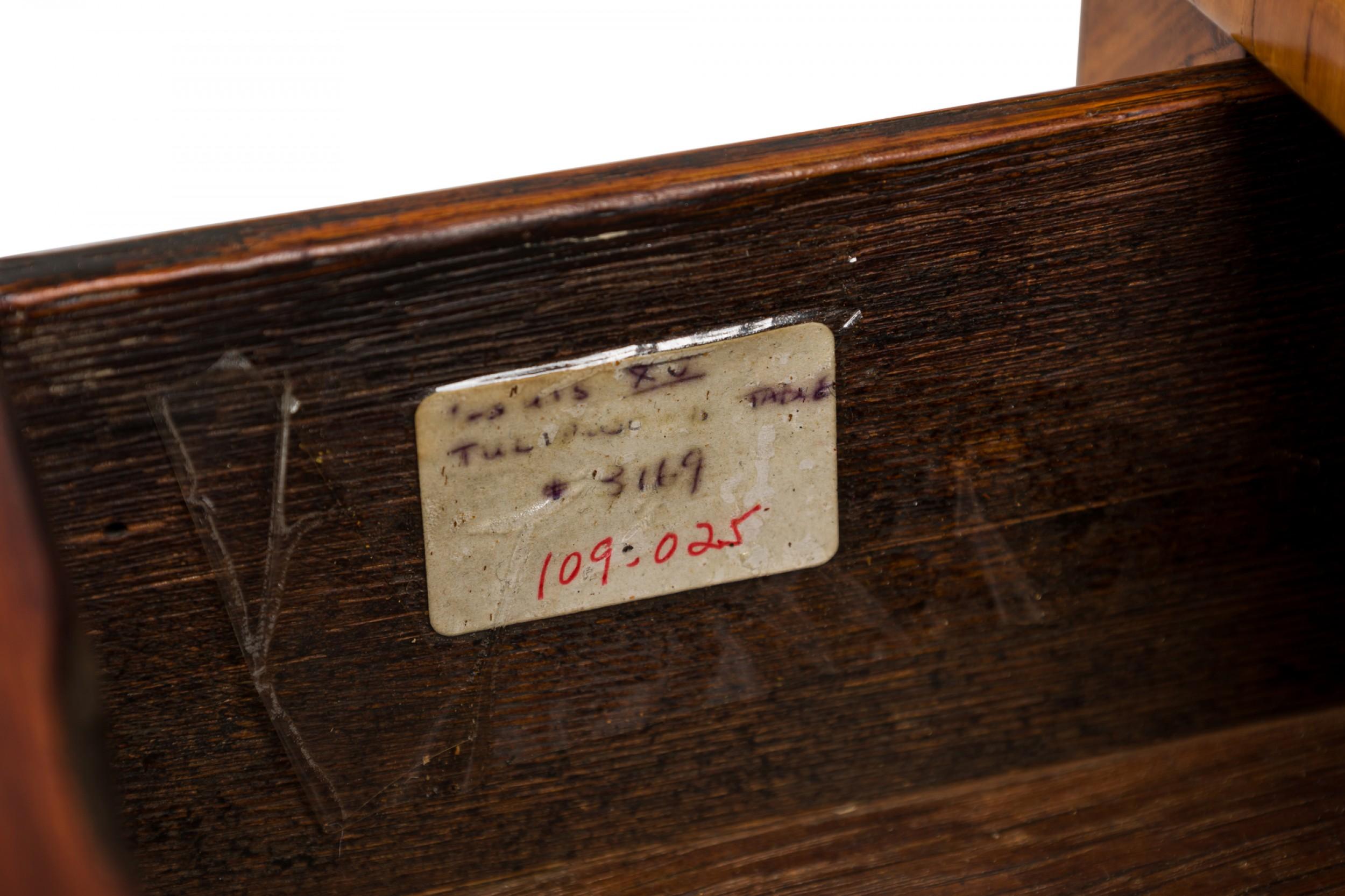 Französisch Louis XV Tulipwood Cabriole Bein Beistelltisch (18. Jahrhundert und früher) im Angebot