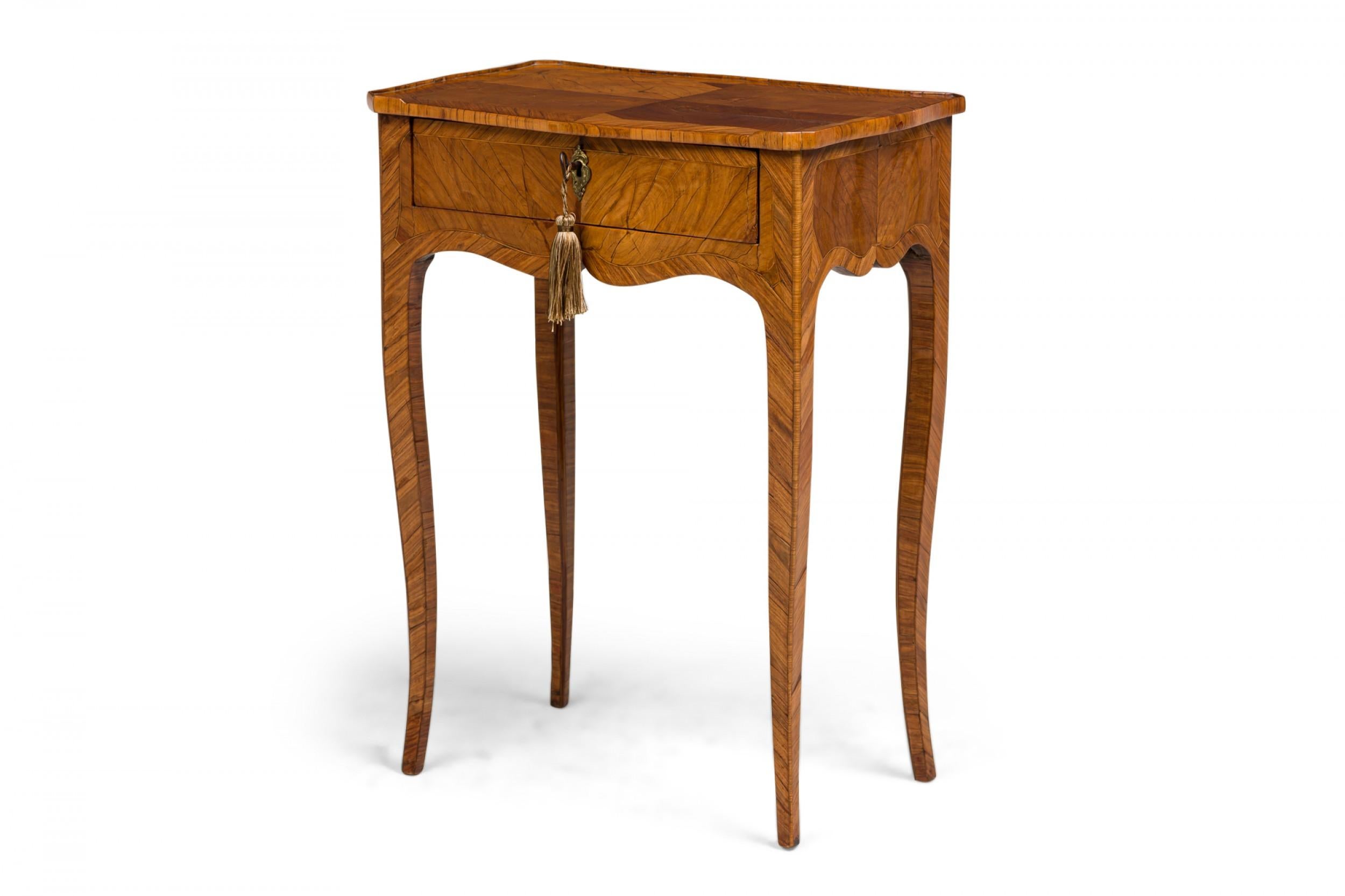 Französisch Louis XV Tulipwood Cabriole Bein Beistelltisch (Messing) im Angebot