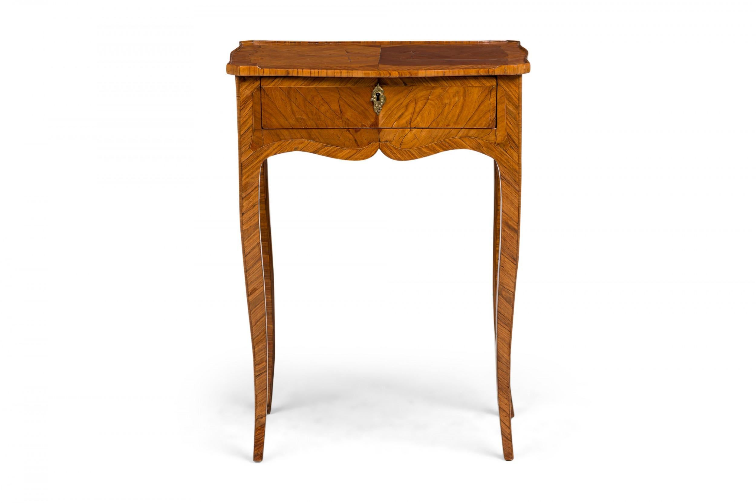 Französisch Louis XV Tulipwood Cabriole Bein Beistelltisch im Angebot 1