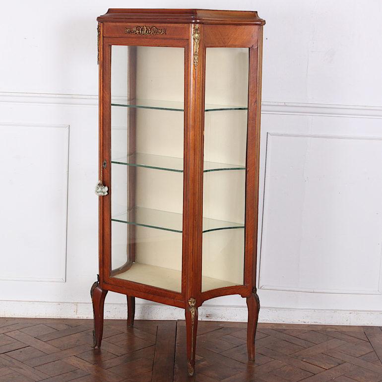 French Louis XV Vitrine China Cabinet In Good Condition In Vancouver, British Columbia