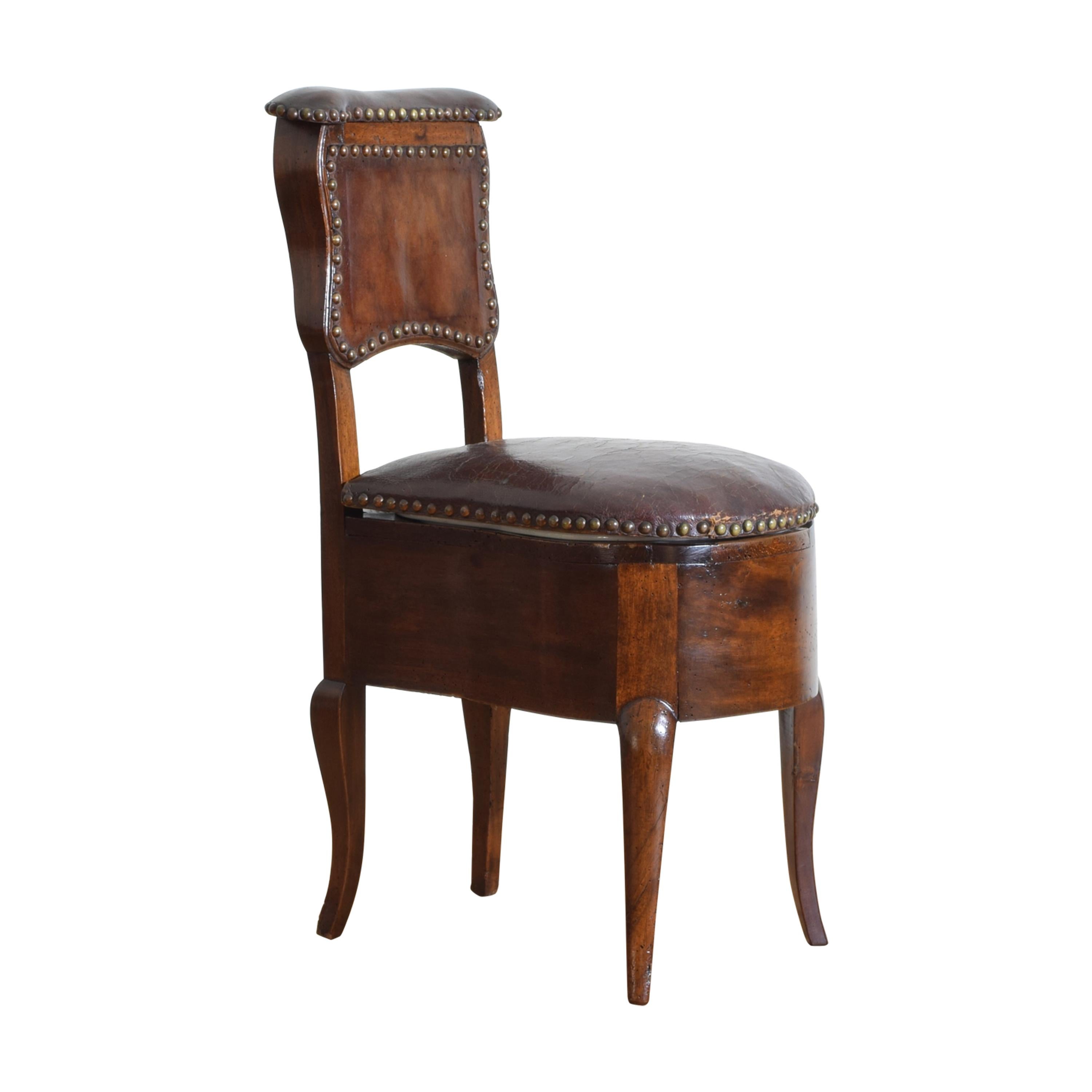 French Louis XV Walnut and Leather "Le Confident de ses Dames", Mid-18th Century