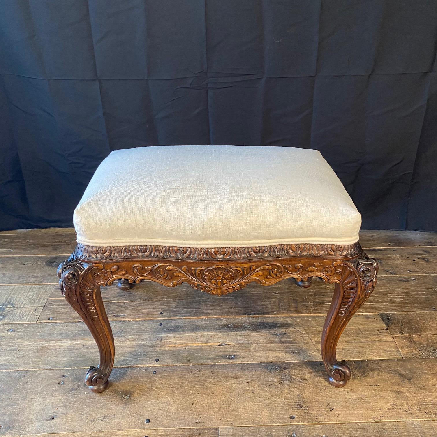 French Louis XV Walnut Bench or Ottoman with Exquisite Carving For Sale 5