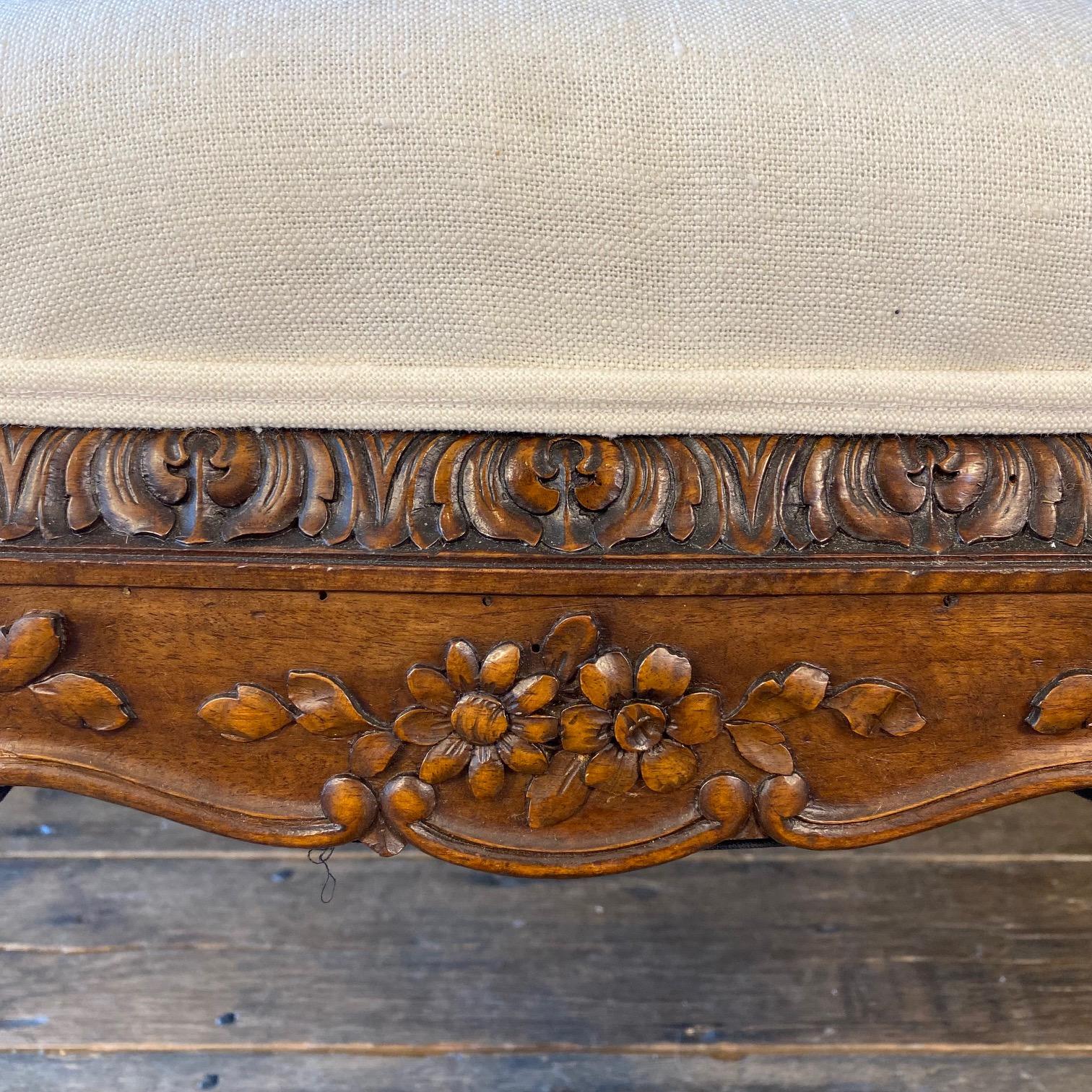 French Louis XV Walnut Bench or Ottoman with Exquisite Carving In Good Condition For Sale In Hopewell, NJ