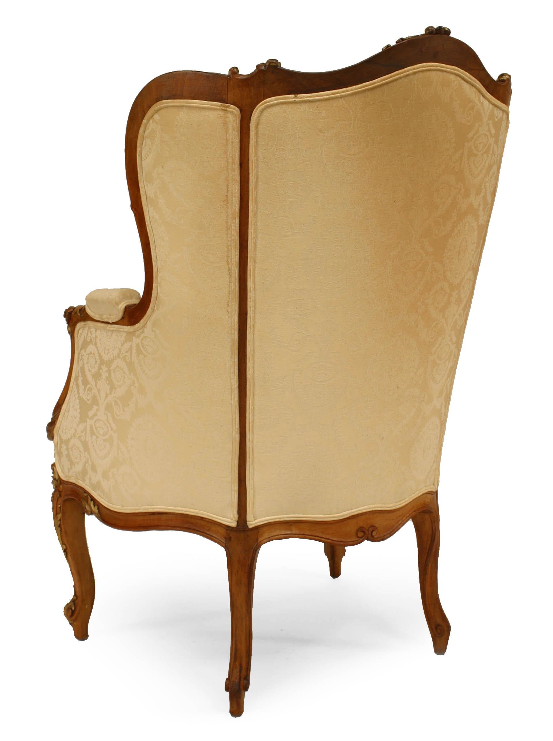 Französischer Louis XV Nussbaum Bergere Sessel (Louis XV.) im Angebot