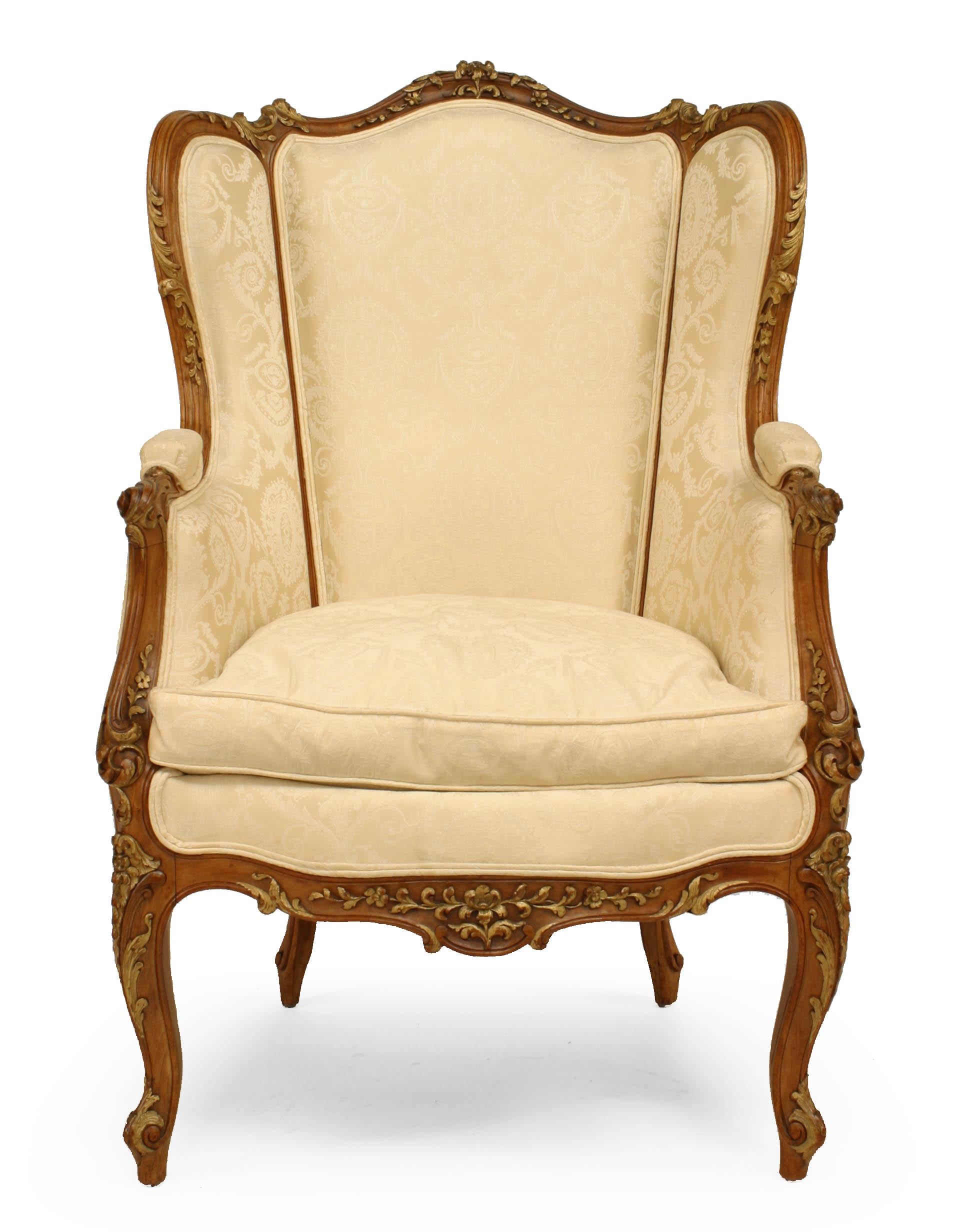 Französischer Louis XV Nussbaum Bergere Sessel im Zustand „Gut“ im Angebot in New York, NY