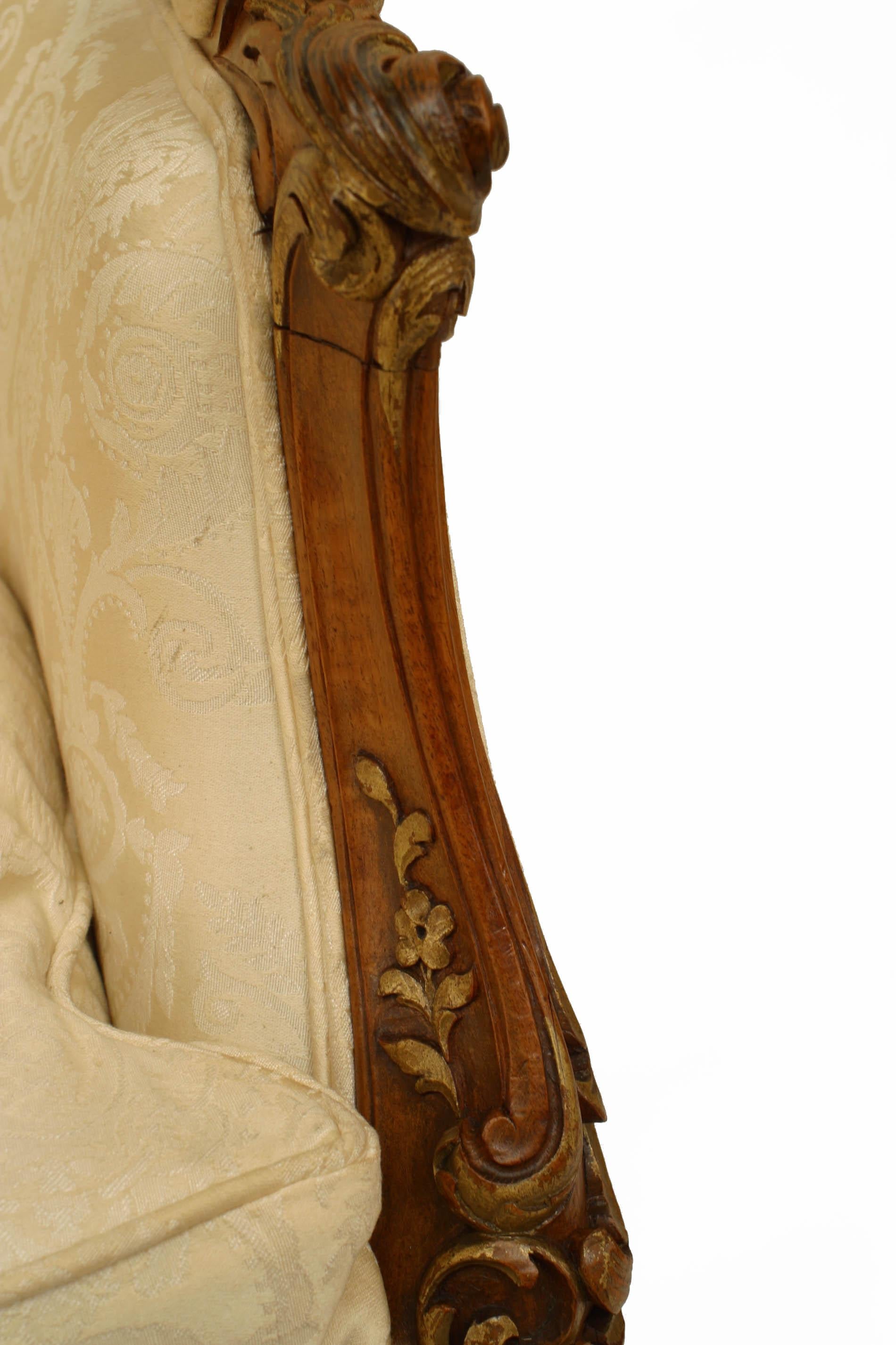 Französischer Louis XV Nussbaum Bergere Sessel (19. Jahrhundert) im Angebot