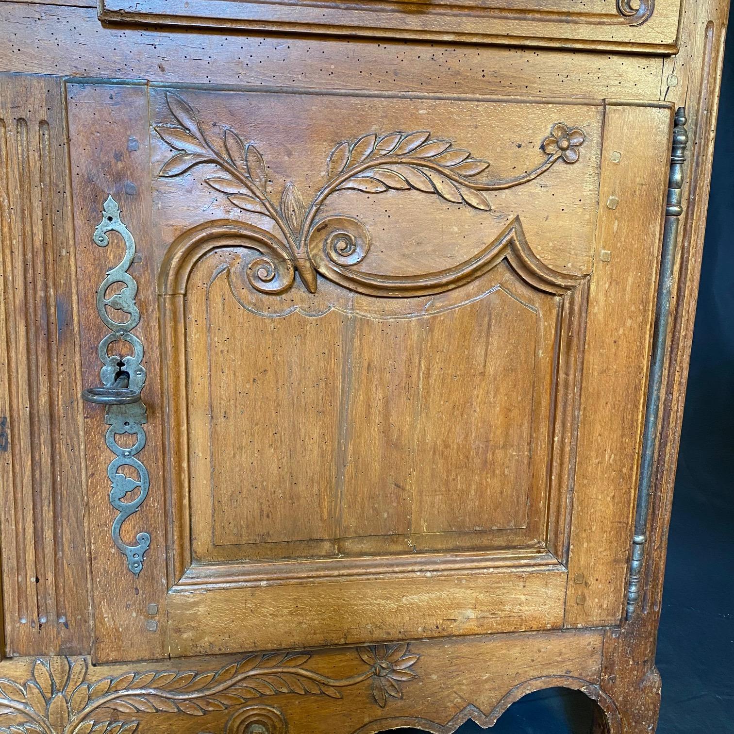 Buffet buffet en noyer Louis XV de Provence en vente 3