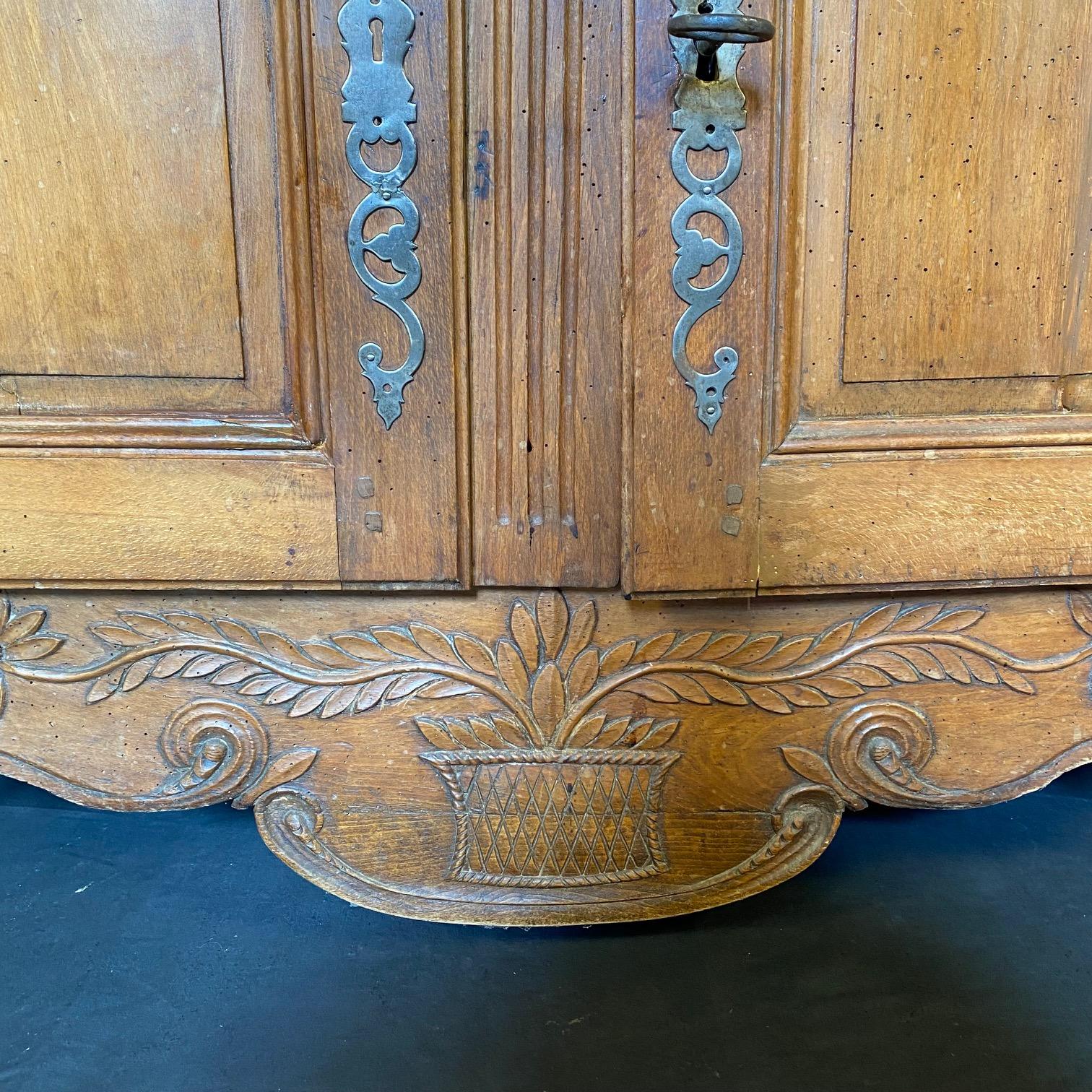 Buffet buffet en noyer Louis XV de Provence en vente 4