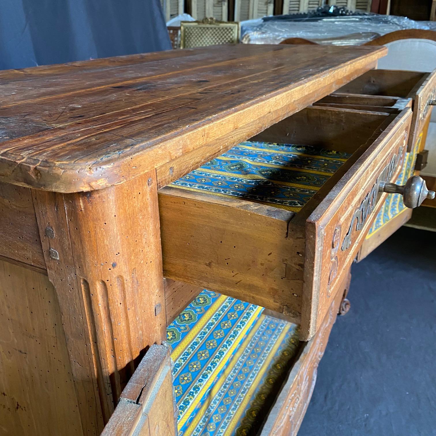 Buffet buffet en noyer Louis XV de Provence en vente 8
