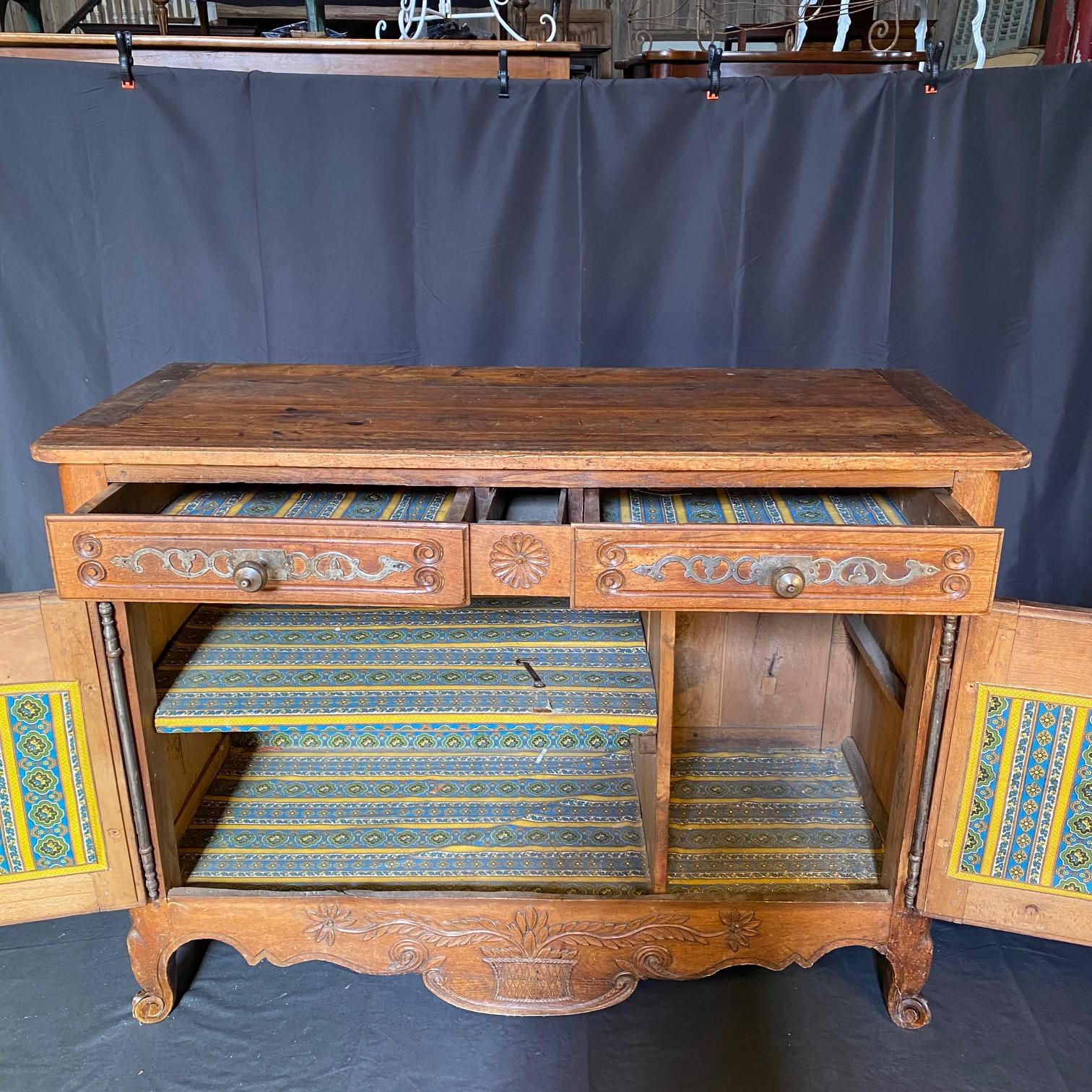 Buffet buffet en noyer Louis XV de Provence en vente 9