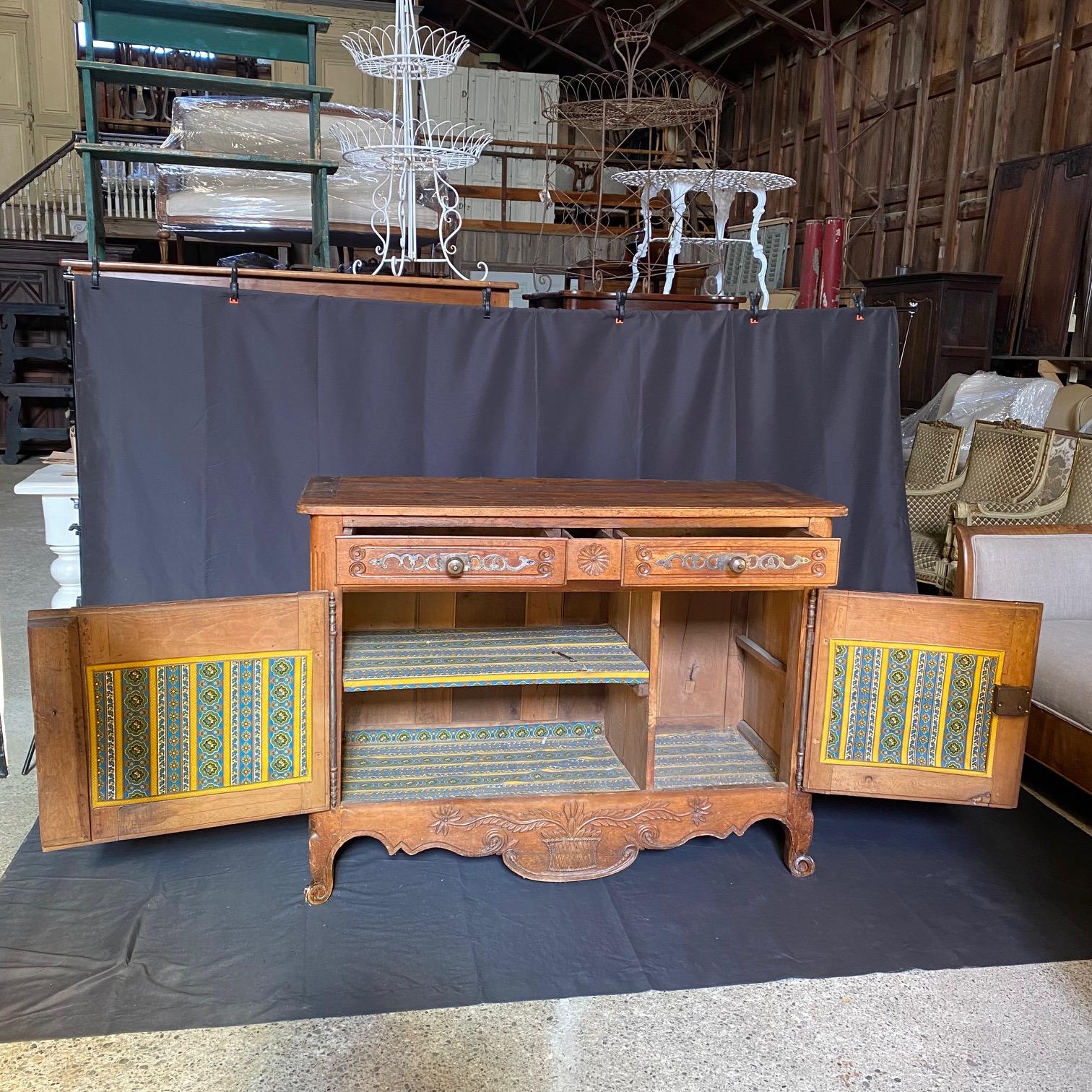 Buffet buffet en noyer Louis XV de Provence en vente 10