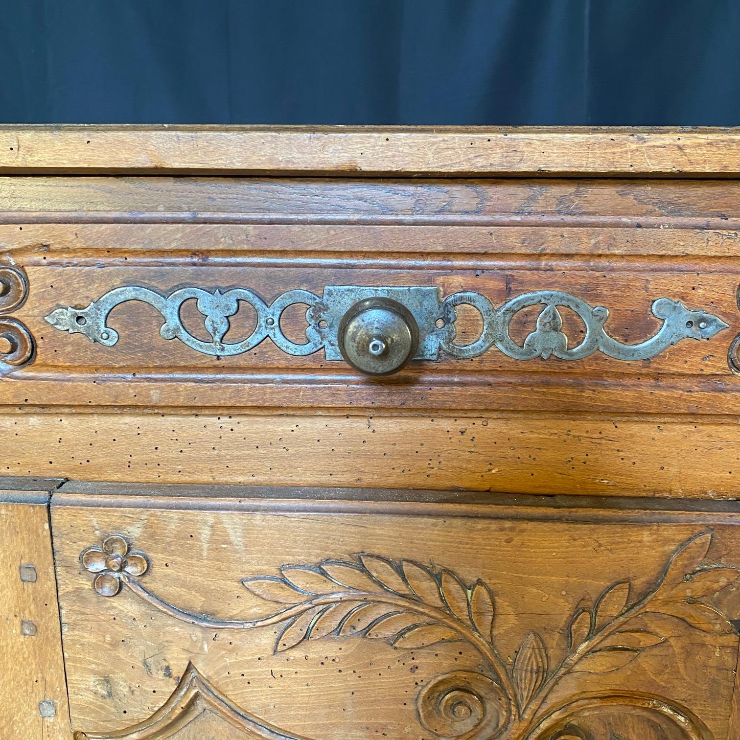 Buffet buffet en noyer sculpté de style Louis XV, fabriqué à la main dans un somptueux noyer français, comprenant un dessus de planche à pain massif sur un niveau de deux tiroirs ornés de motifs de laurier sur les façades des tiroirs flanqués de