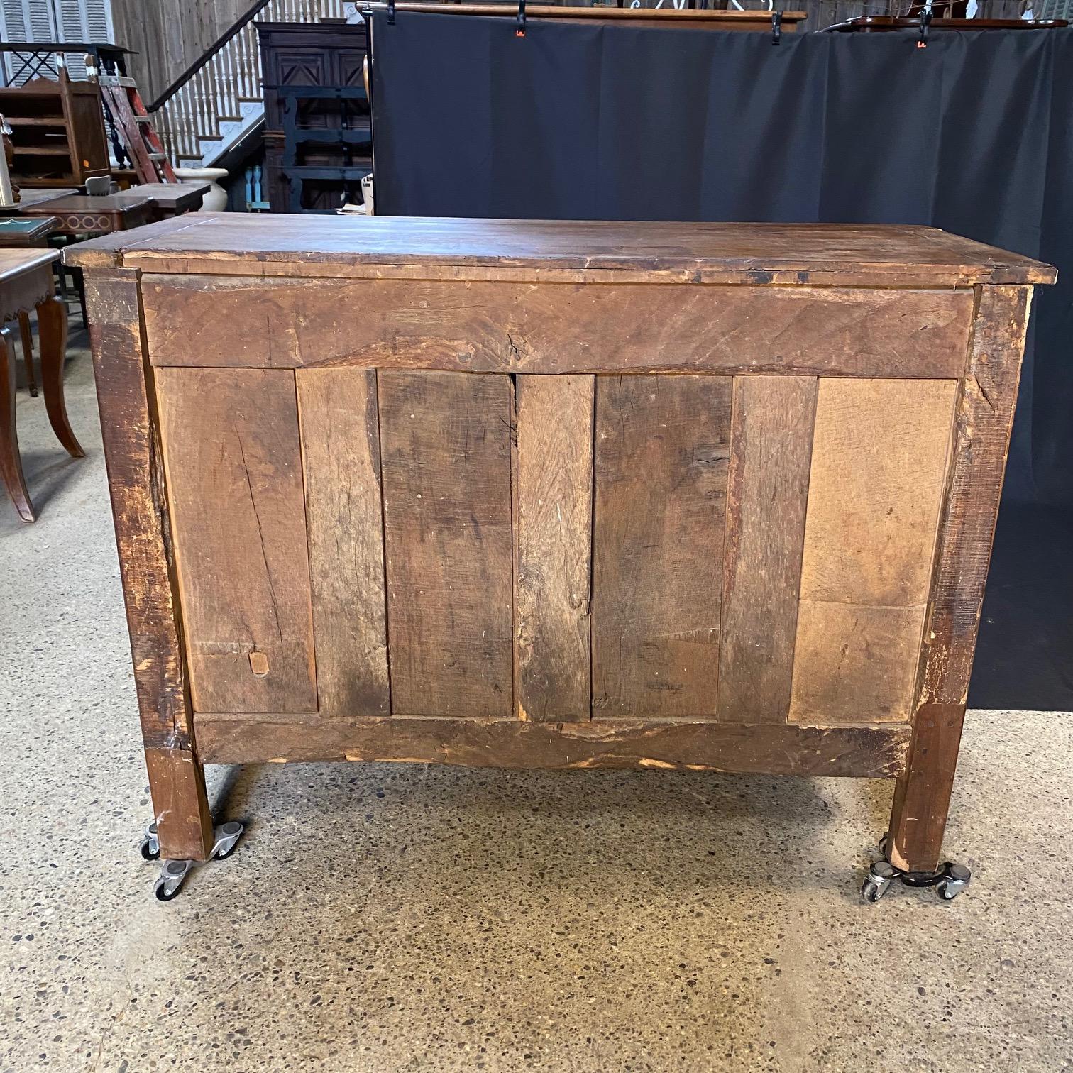 Provincial français Buffet buffet en noyer Louis XV de Provence en vente