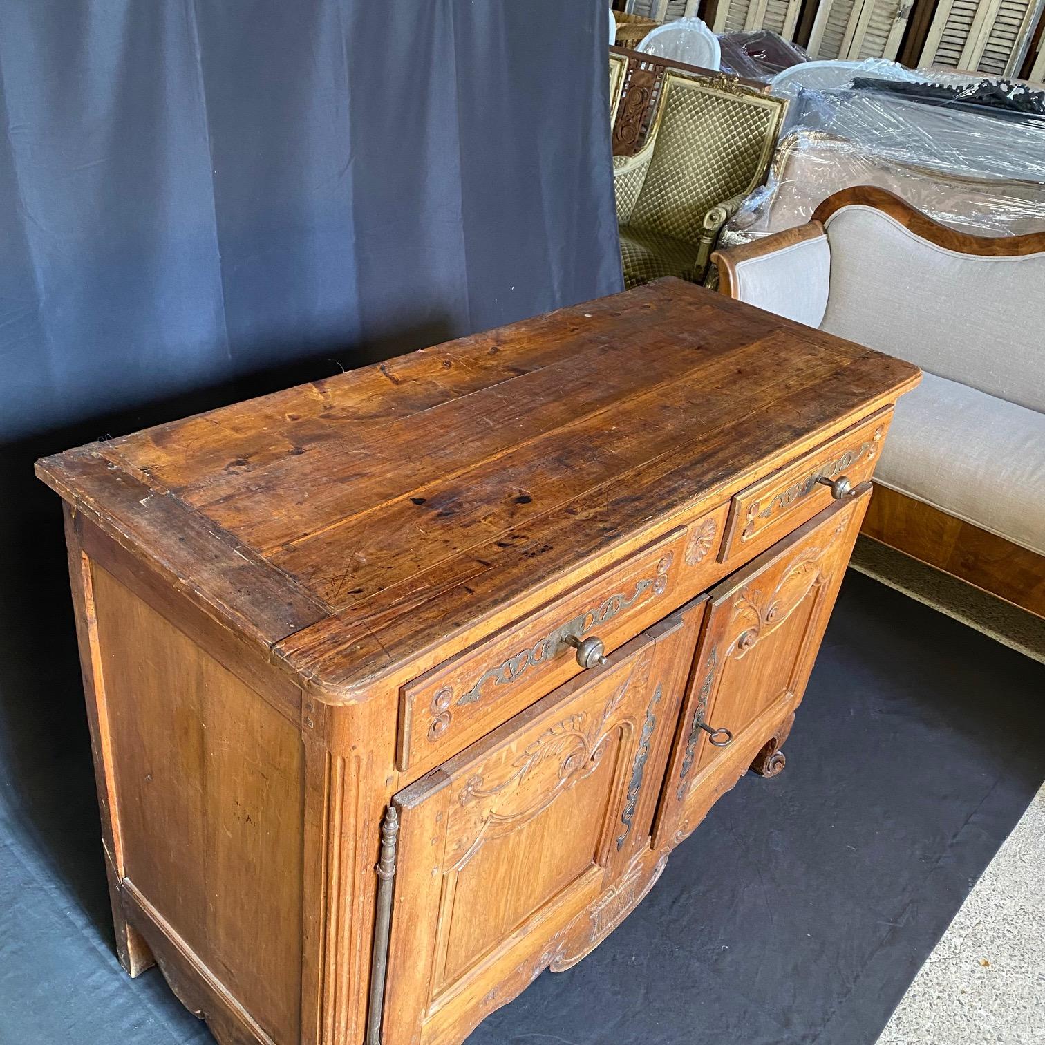 Français Buffet buffet en noyer Louis XV de Provence en vente
