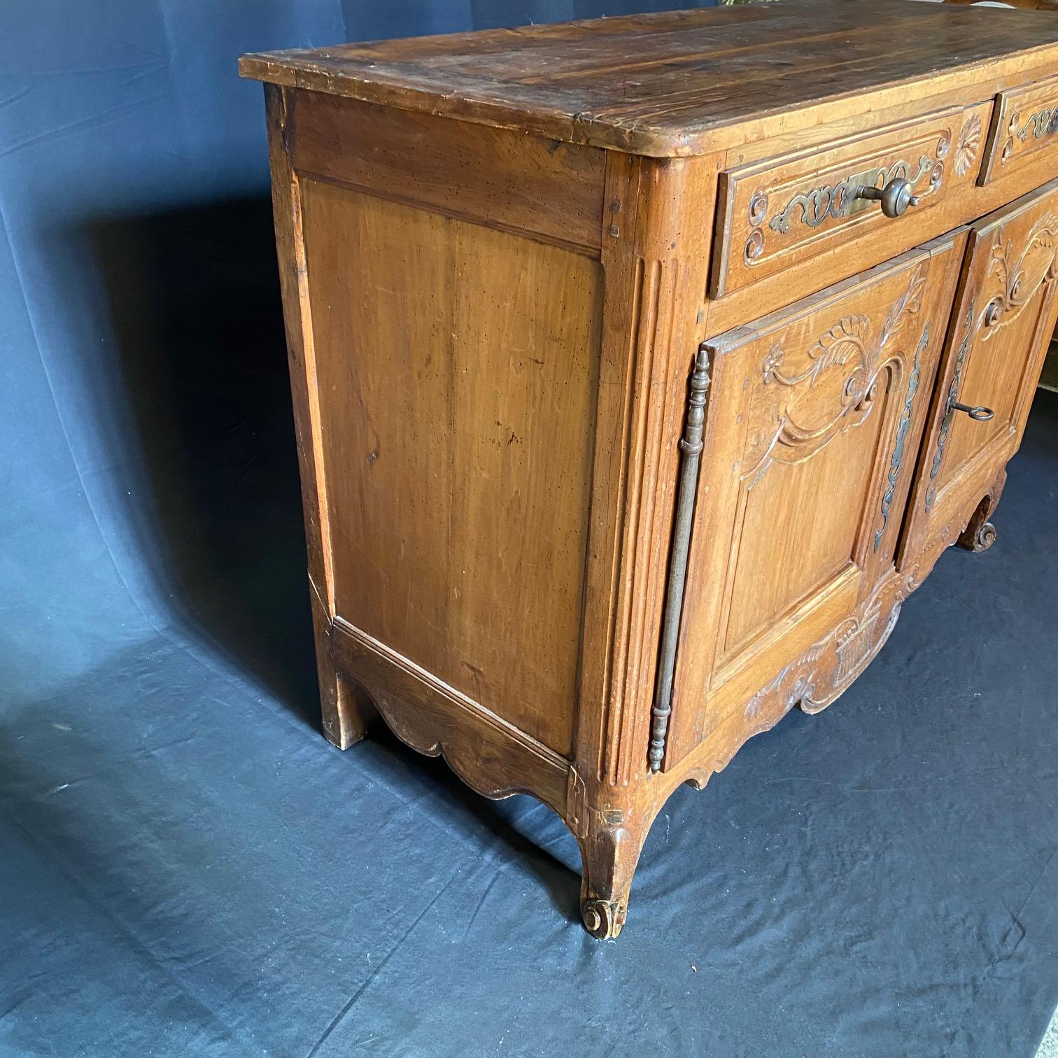 Buffet buffet en noyer Louis XV de Provence Bon état - En vente à Hopewell, NJ