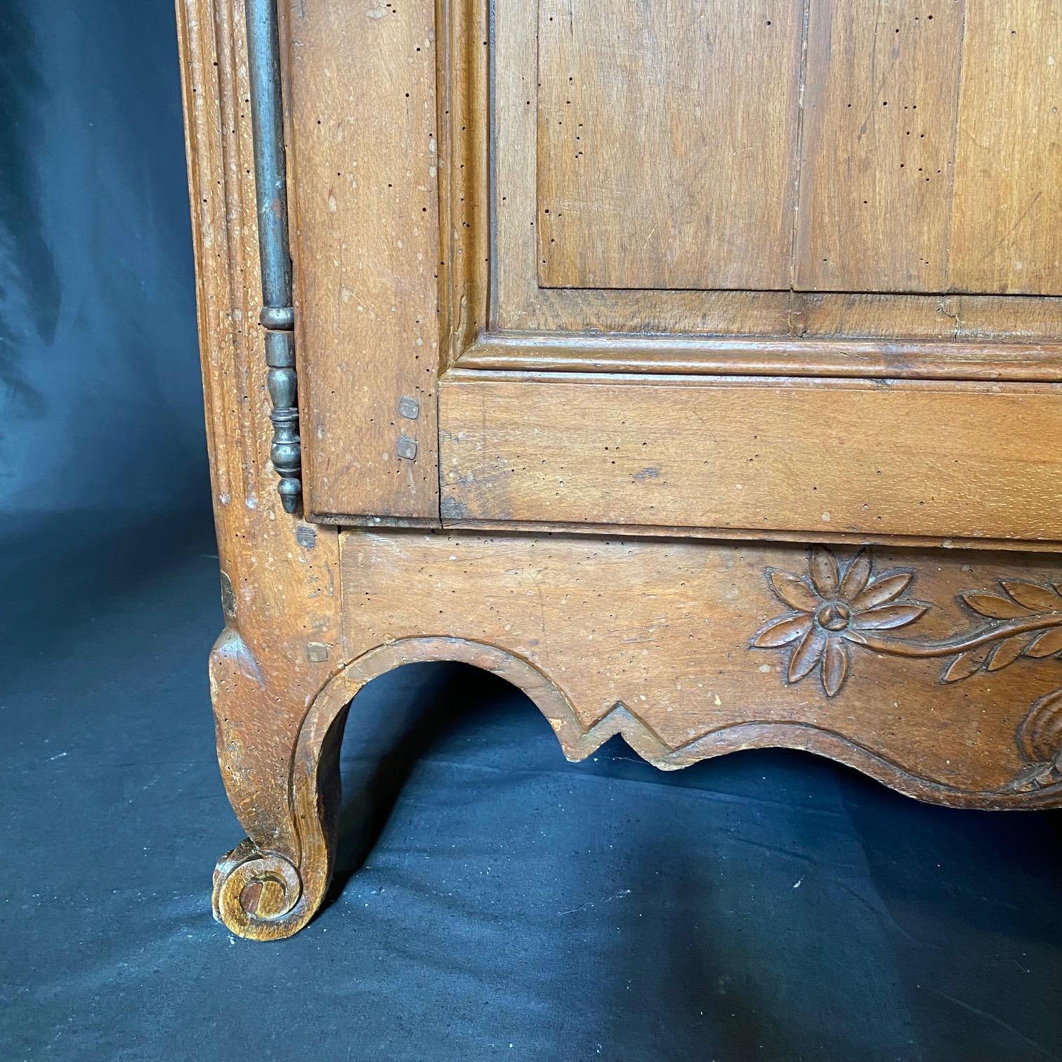 XIXe siècle Buffet buffet en noyer Louis XV de Provence en vente