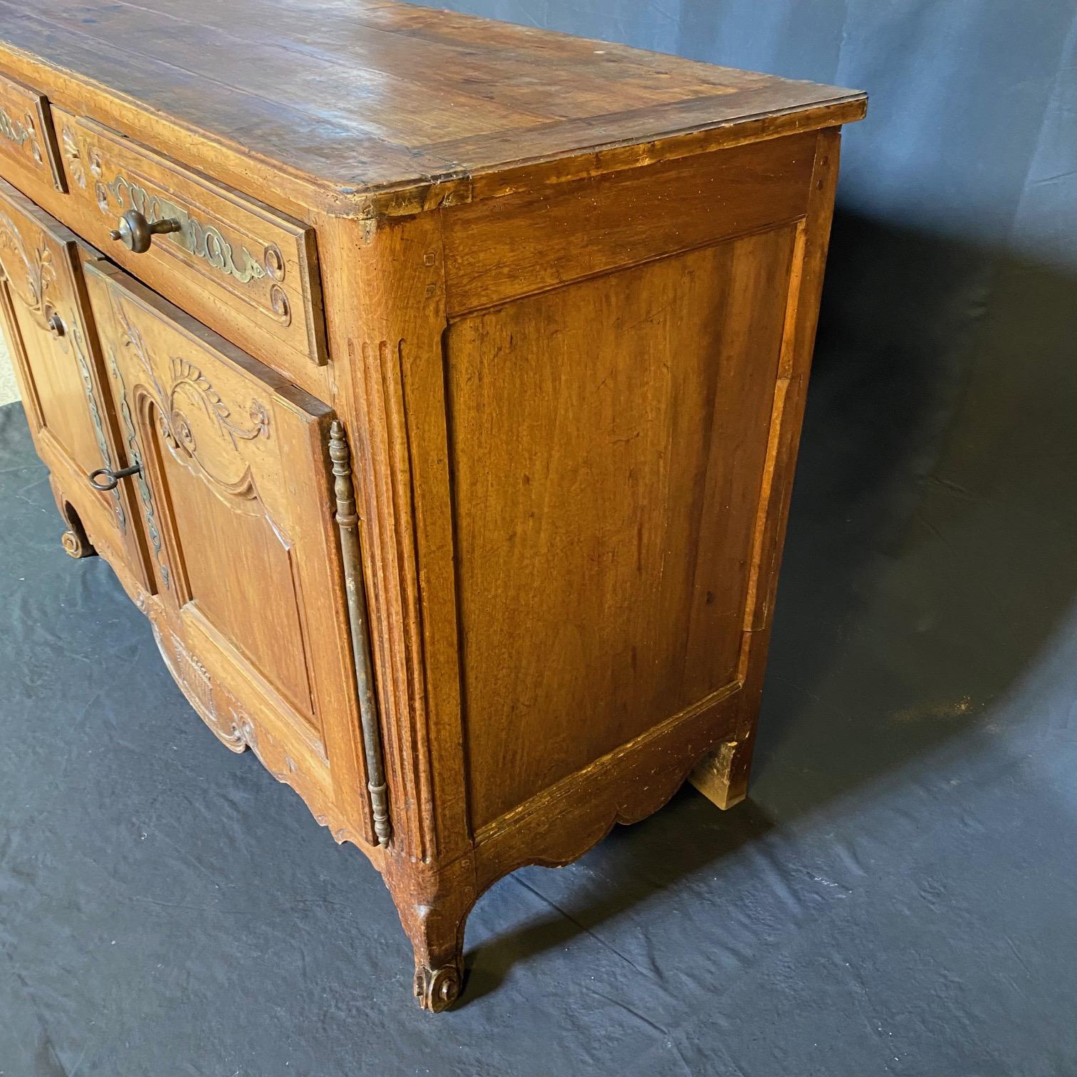 Noyer Buffet buffet en noyer Louis XV de Provence en vente