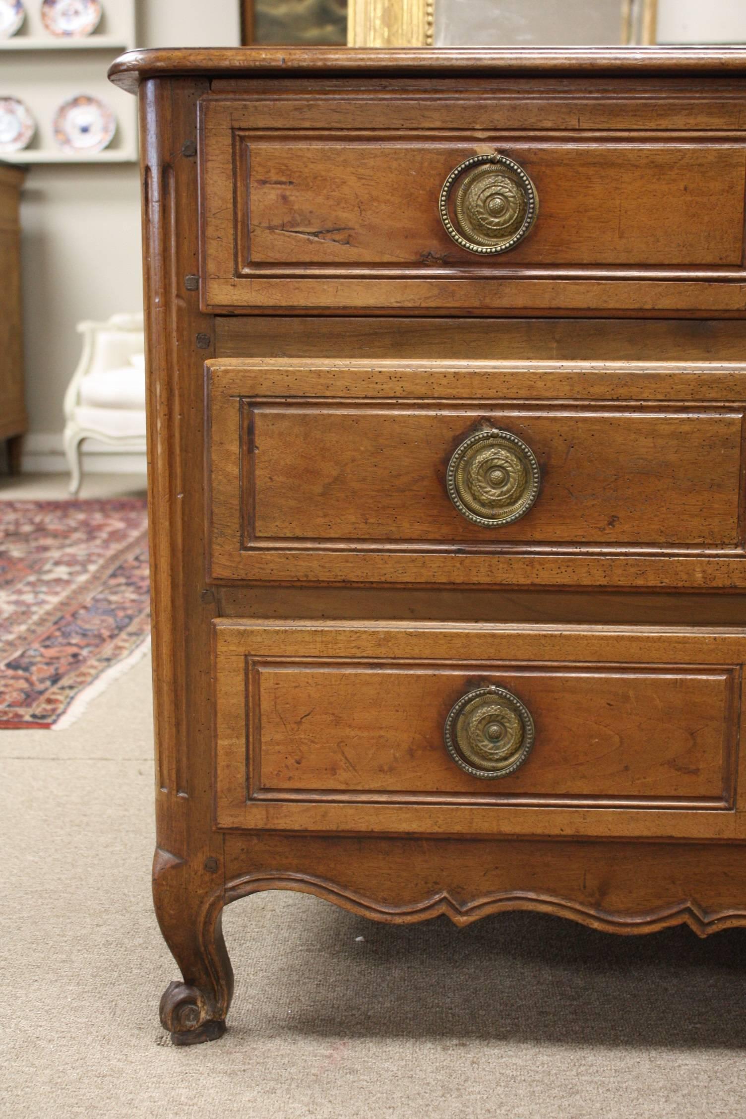 French Louis XV Walnut Commode In Good Condition In Fairhope, AL