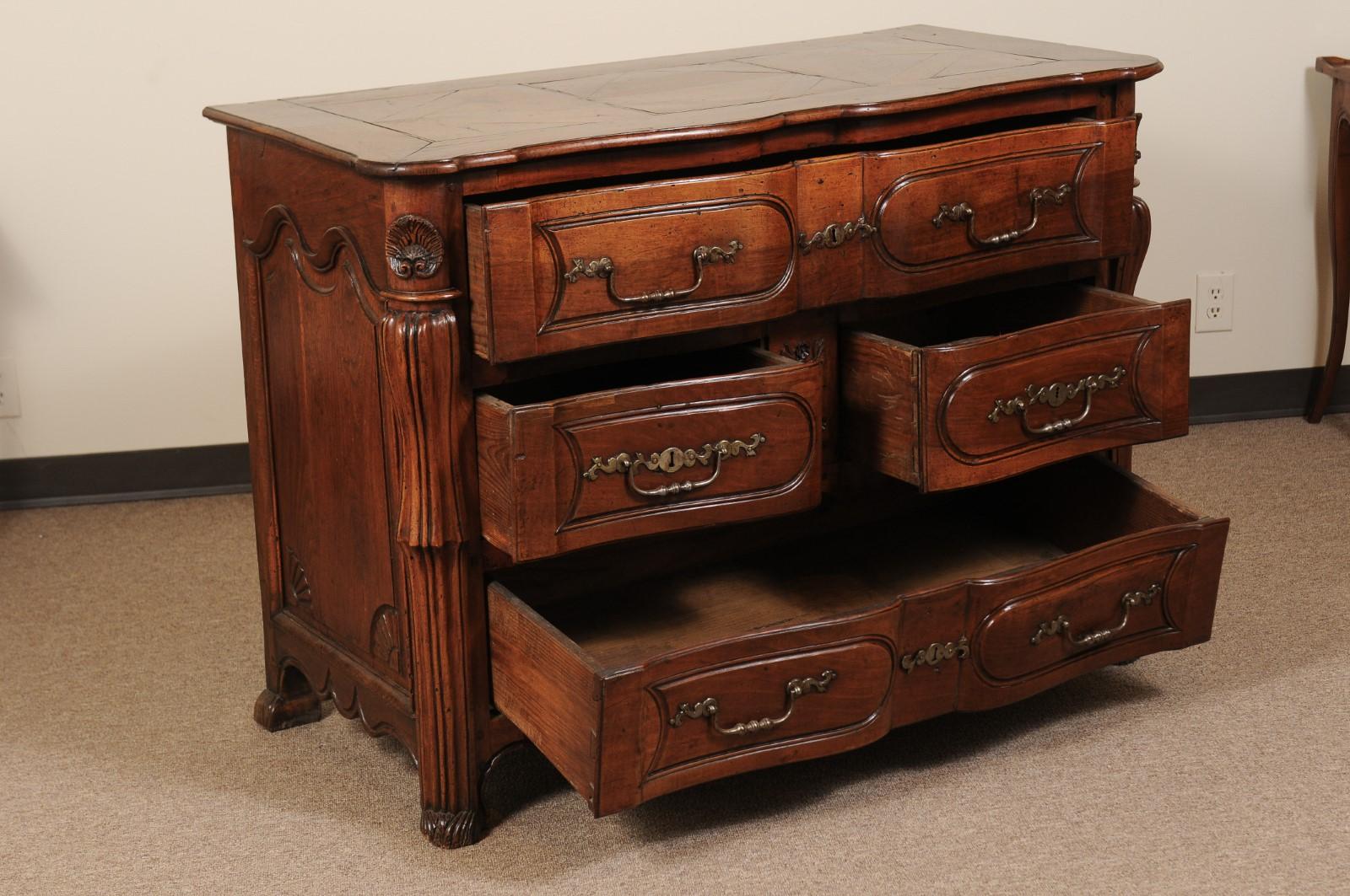 French Louis XV Walnut Commode, Mid-18th Century In Good Condition In Atlanta, GA