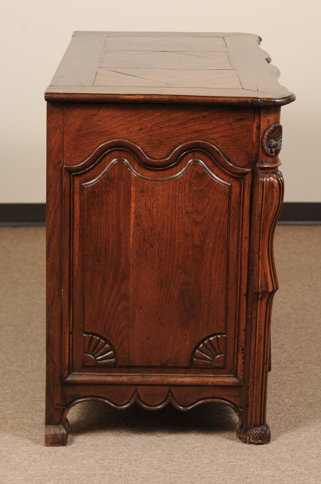 French Louis XV Walnut Commode, Mid-18th Century 1