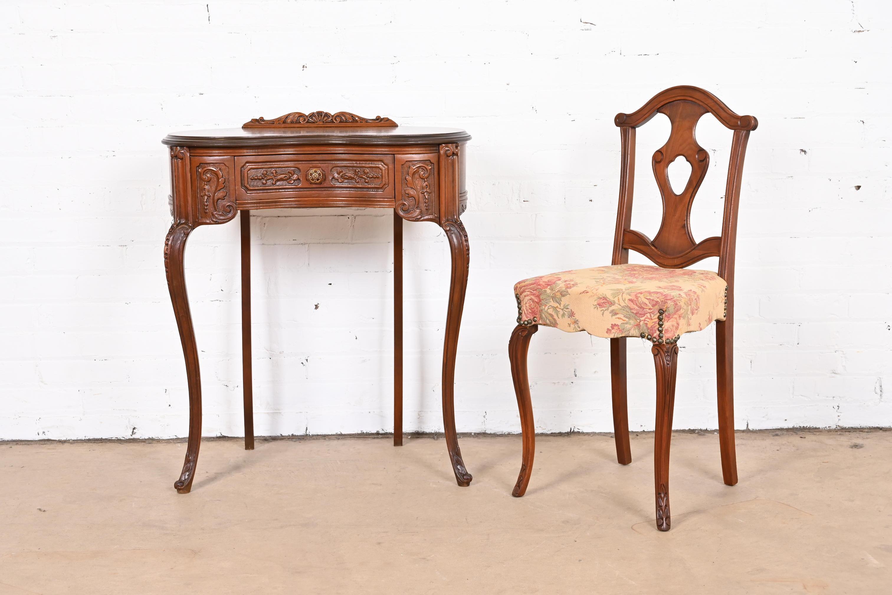 French Louis XV Walnut Kidney Shaped Vanity or Ladies Writing Desk With Chair In Good Condition In South Bend, IN
