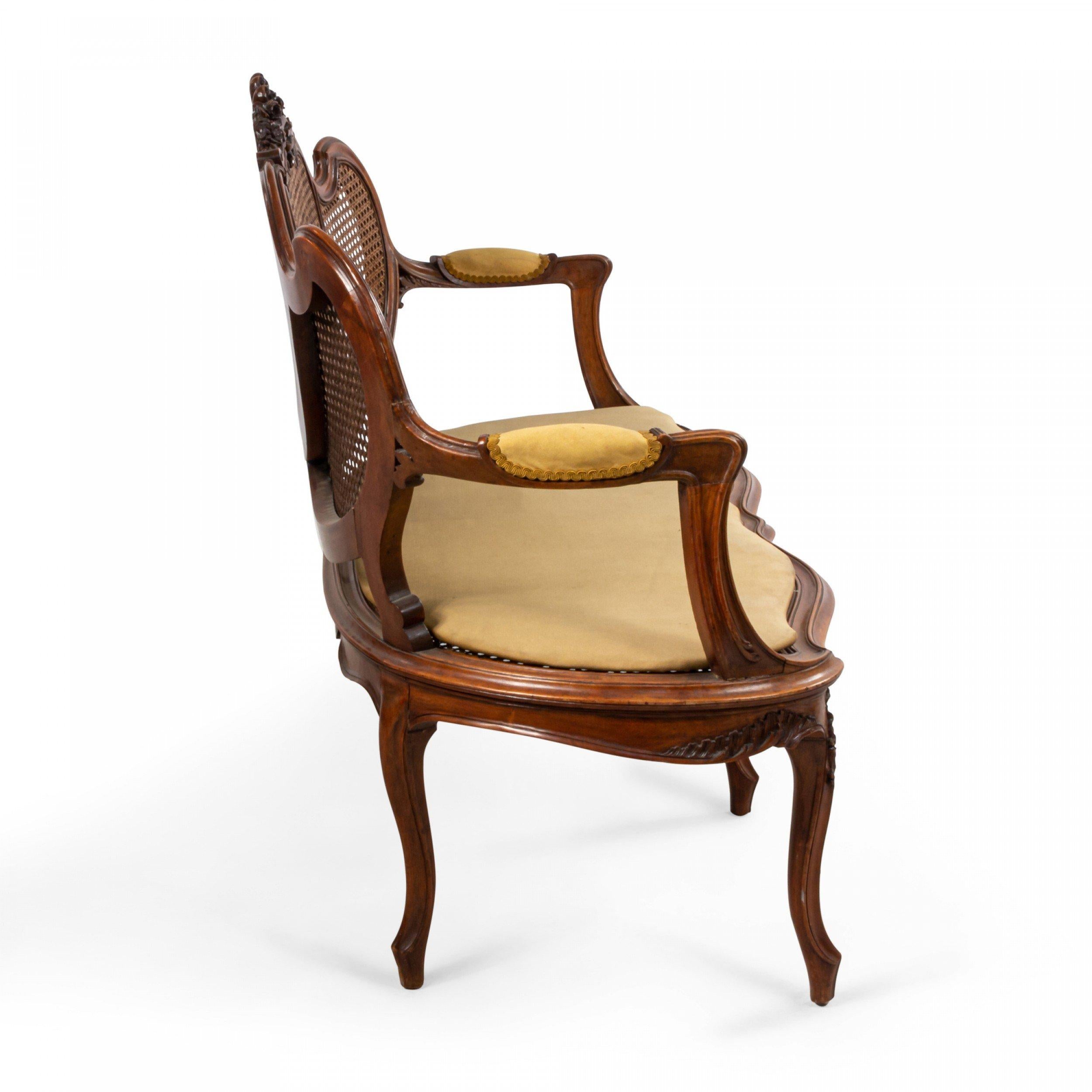 Loveseat francés Luis XV de nogal Francés en venta