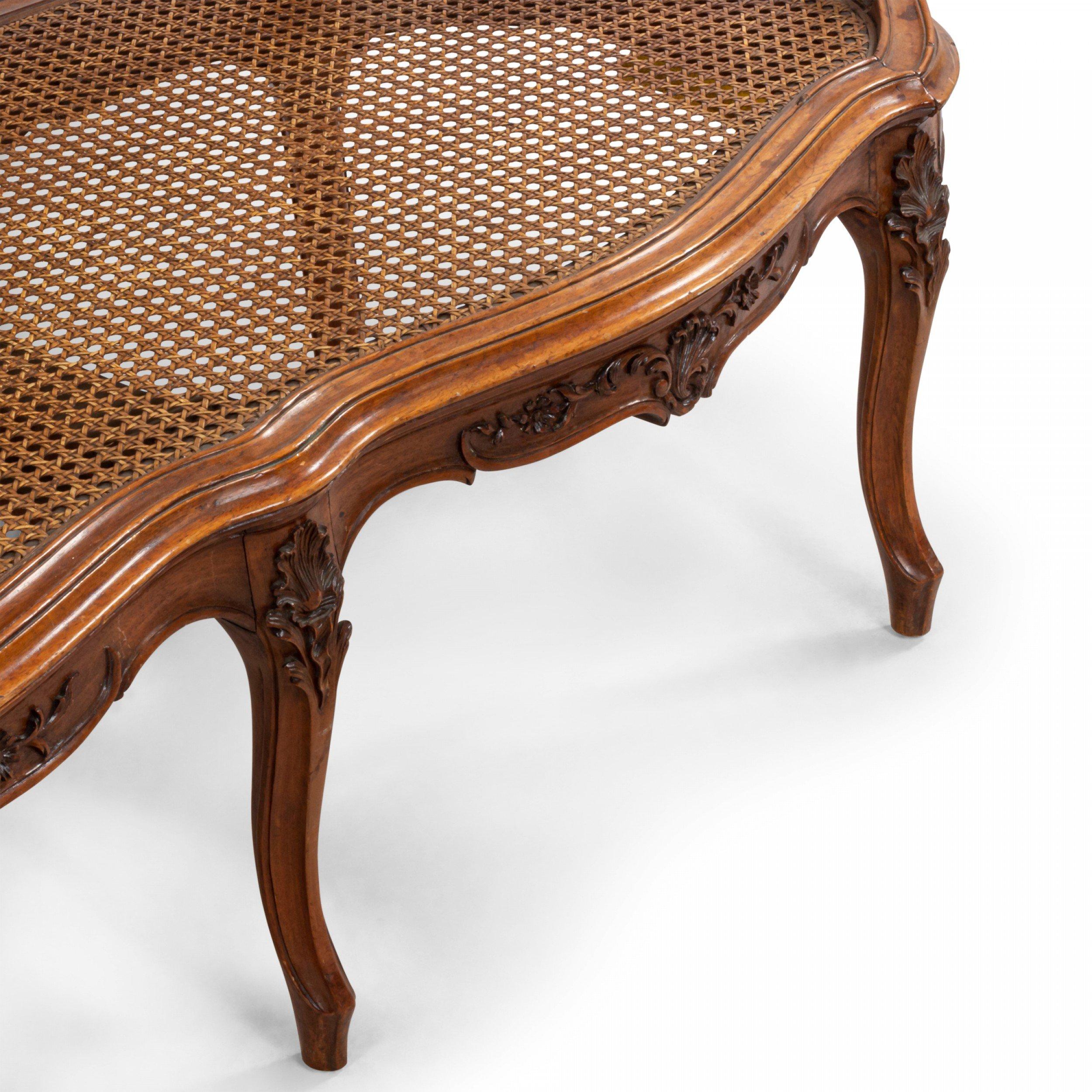 Loveseat francés Luis XV de nogal en venta 2