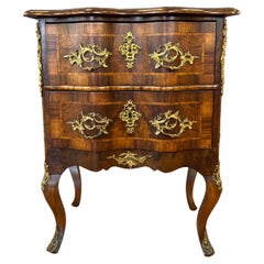 Commode à deux tiroirs en marqueterie de noyer et bronze doré de style Louis XV, début du C.I.C.