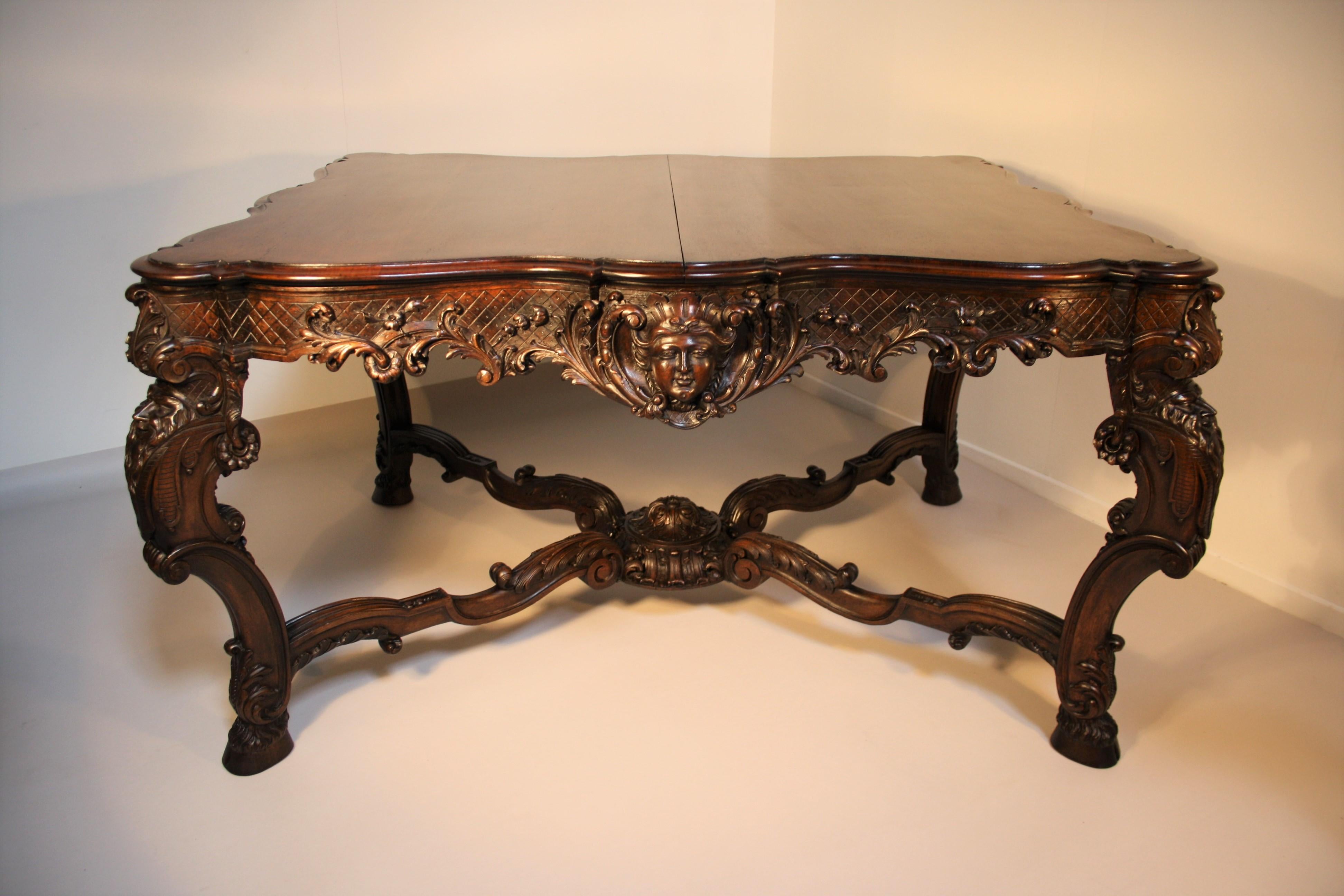 A very fine French Louis XV hand carved walnut centre table or dining table in Rococo style from the 19th century.
This table was made in a Parisian Workshop and has a Museum quality.
The Paris furniture makers were known for their high quality of