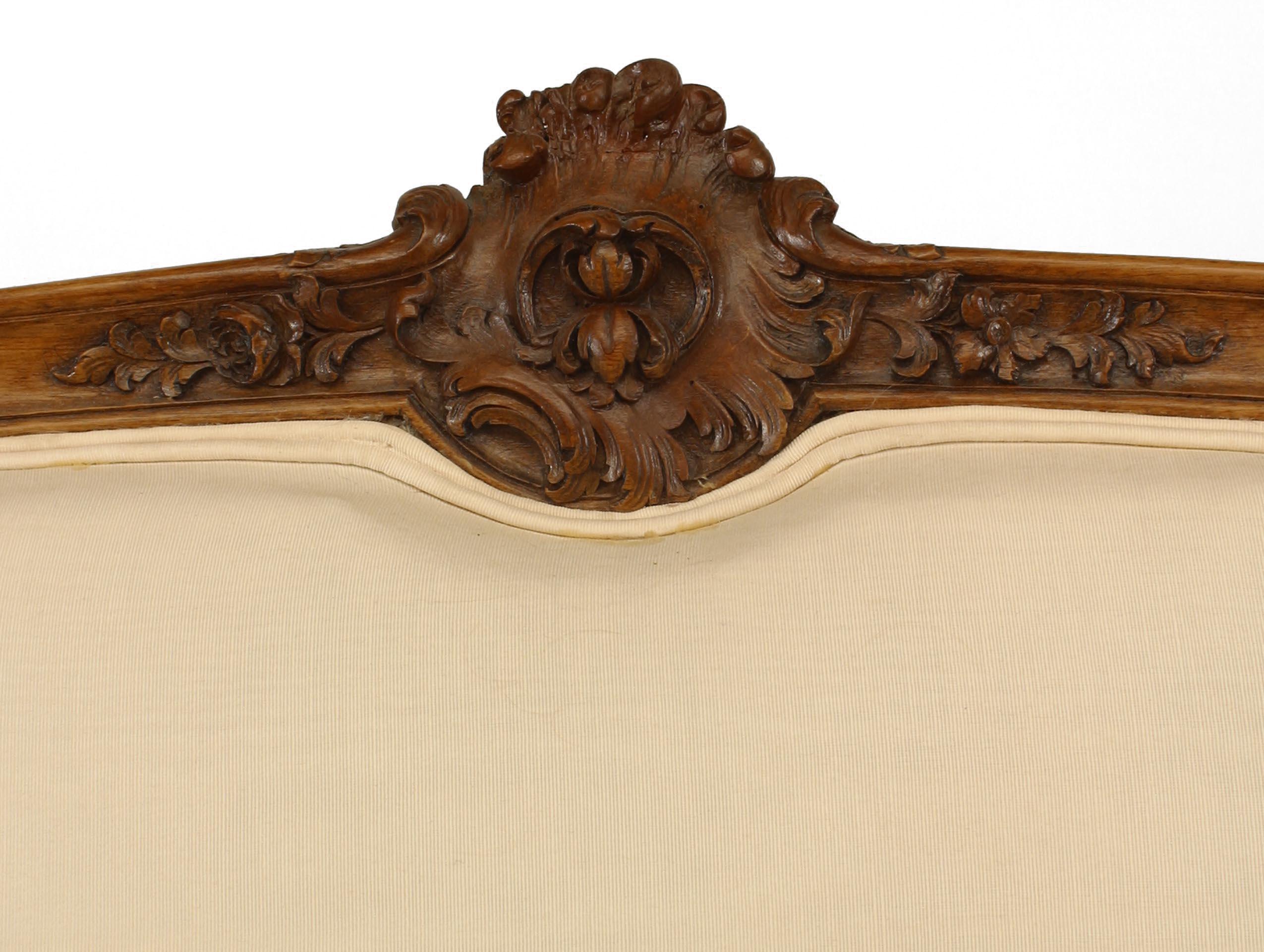 French Louis XV Walnut Settee In Good Condition In New York, NY