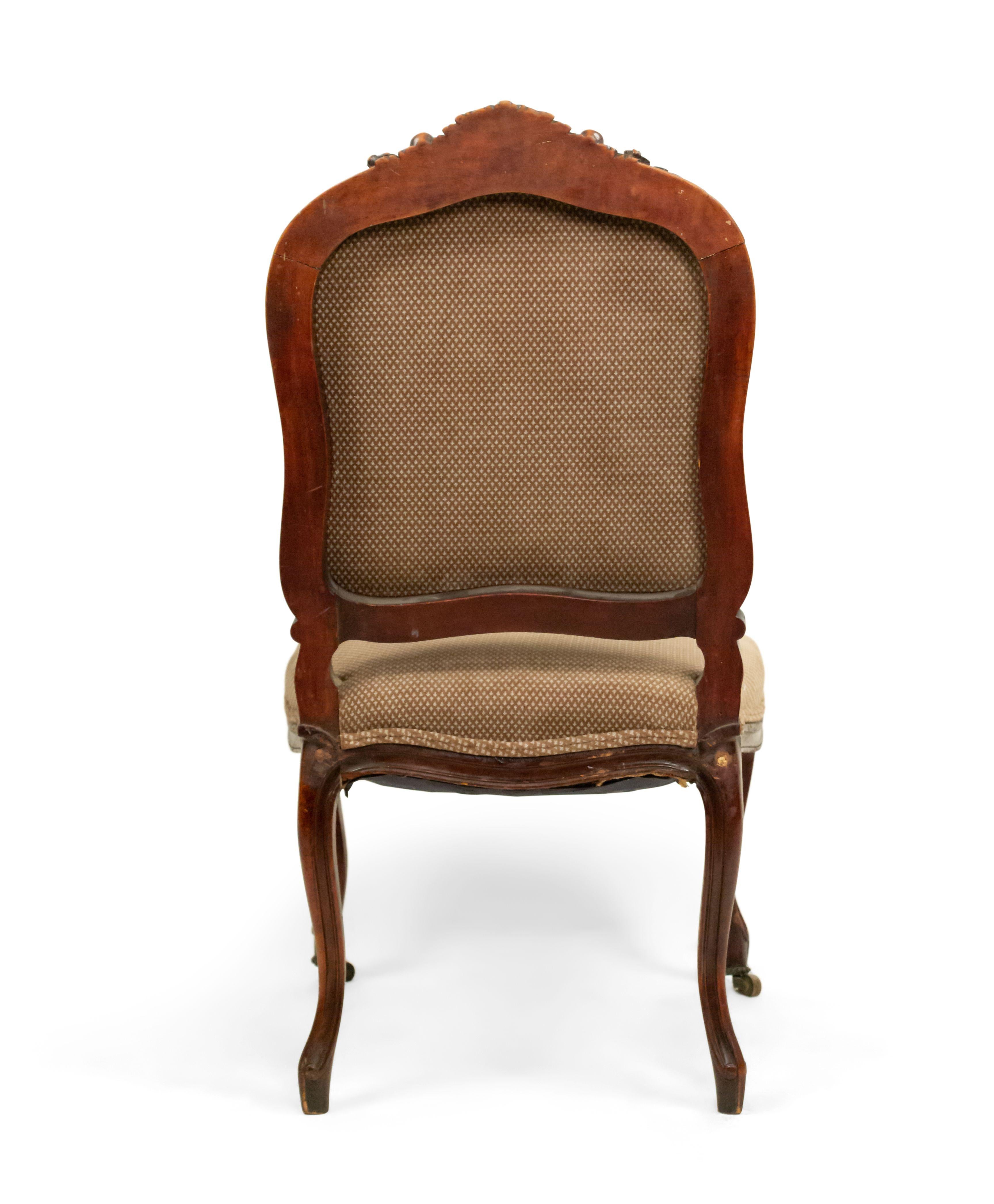 Französische Louis XV Beistellstühle aus Nussbaum im Angebot 5