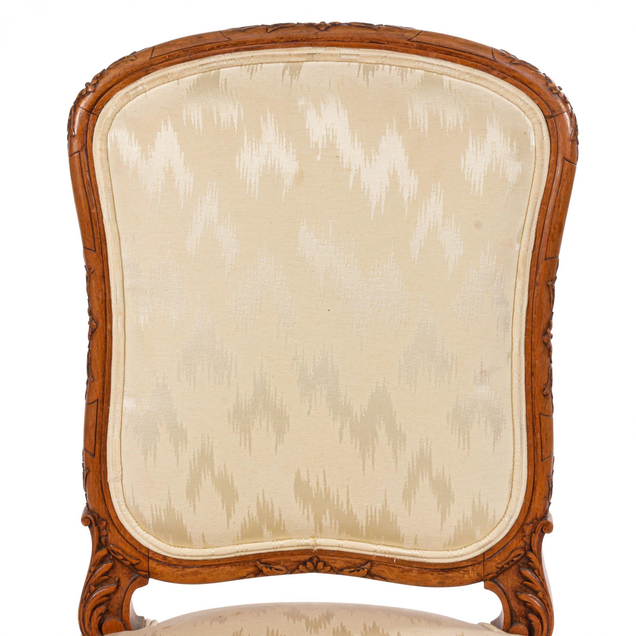 Französische Louis XV Beistellstühle aus Nussbaum im Angebot 6