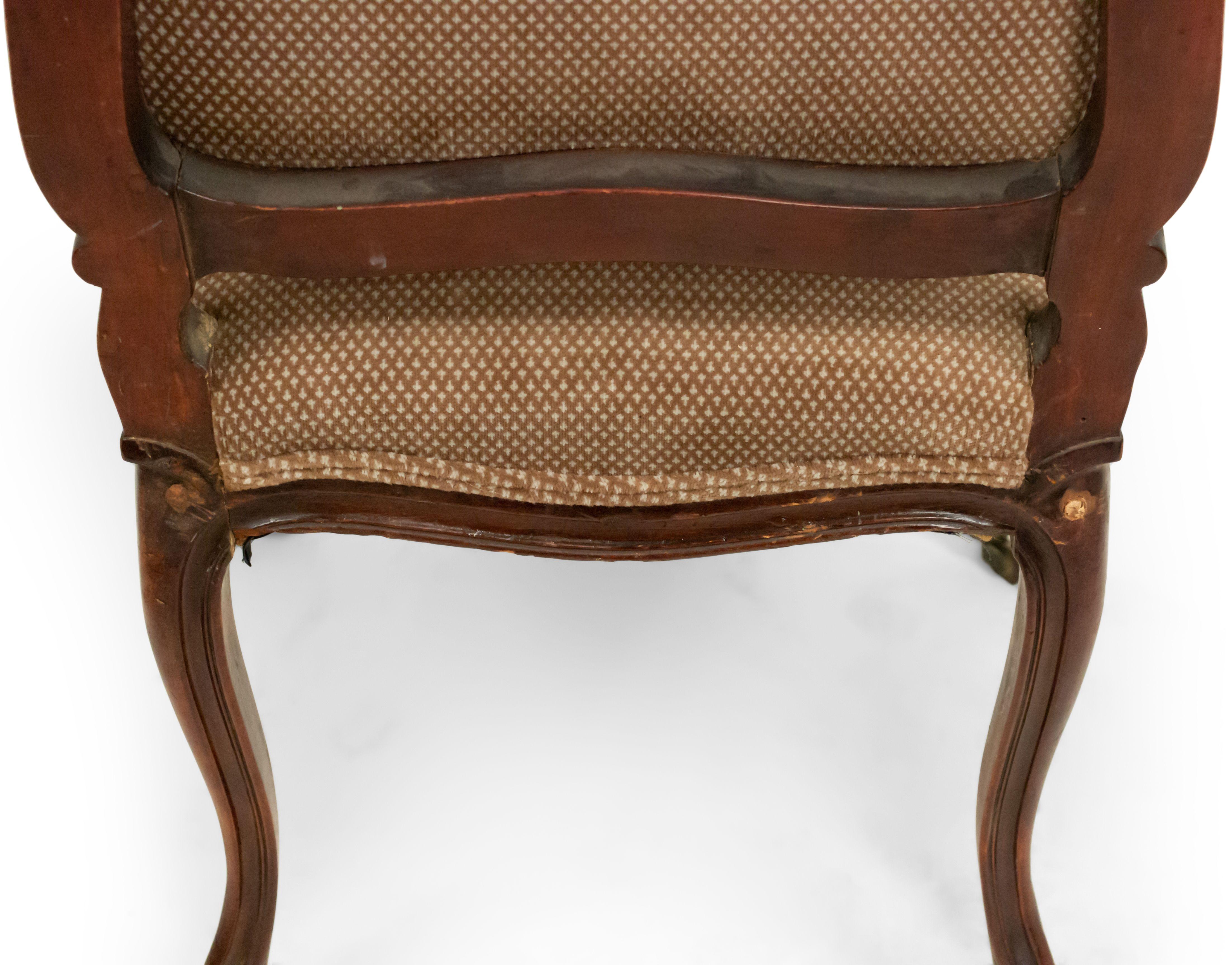Französische Louis XV Beistellstühle aus Nussbaum im Angebot 8