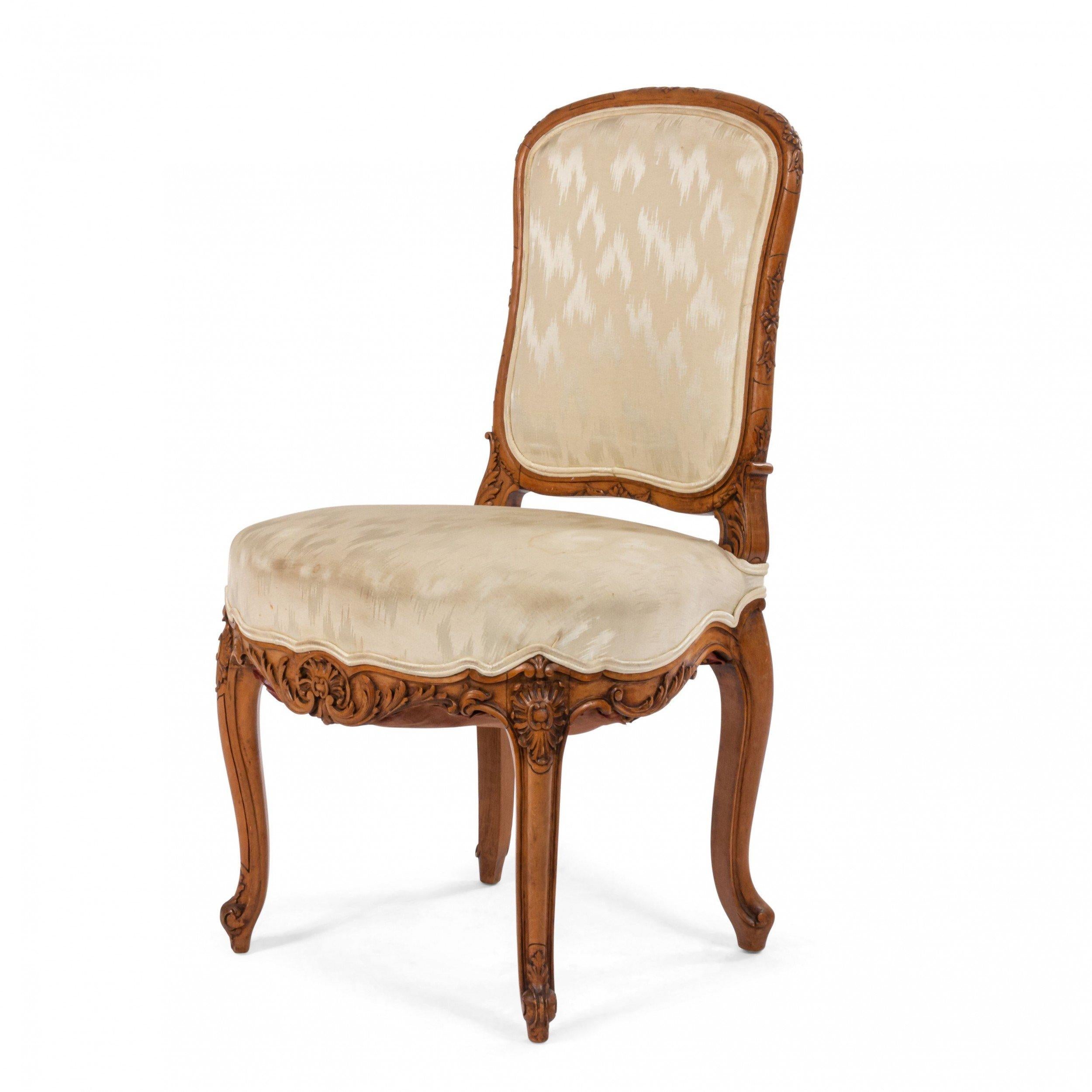 French Louis XV Walnut Side Chairs In Good Condition For Sale In New York, NY